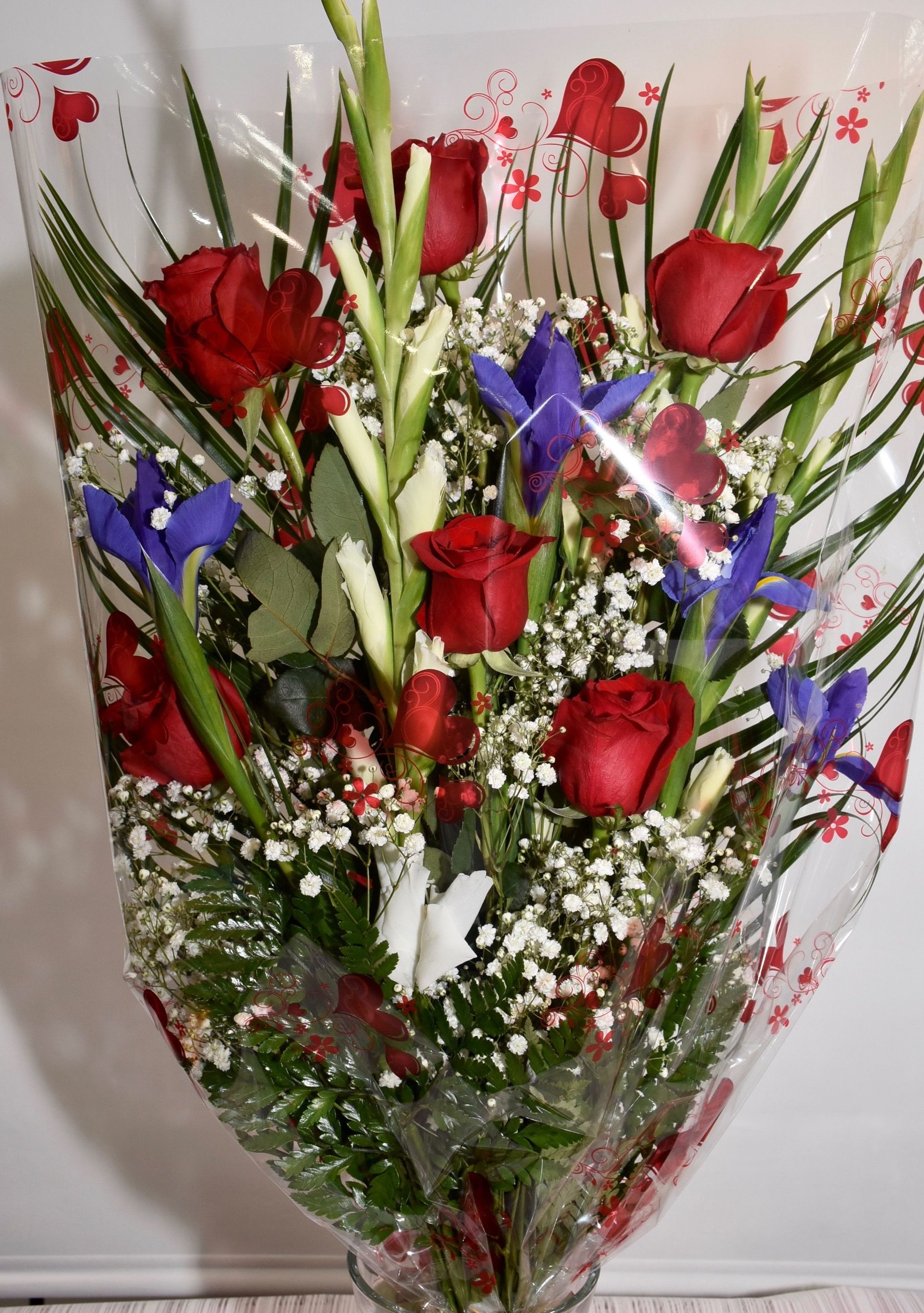 Ramo 6 rosas y gladiolo: Servicios de Floristería Contreras Ramo 6 rosas y gladiolo: Servicios de Floristería Contreras