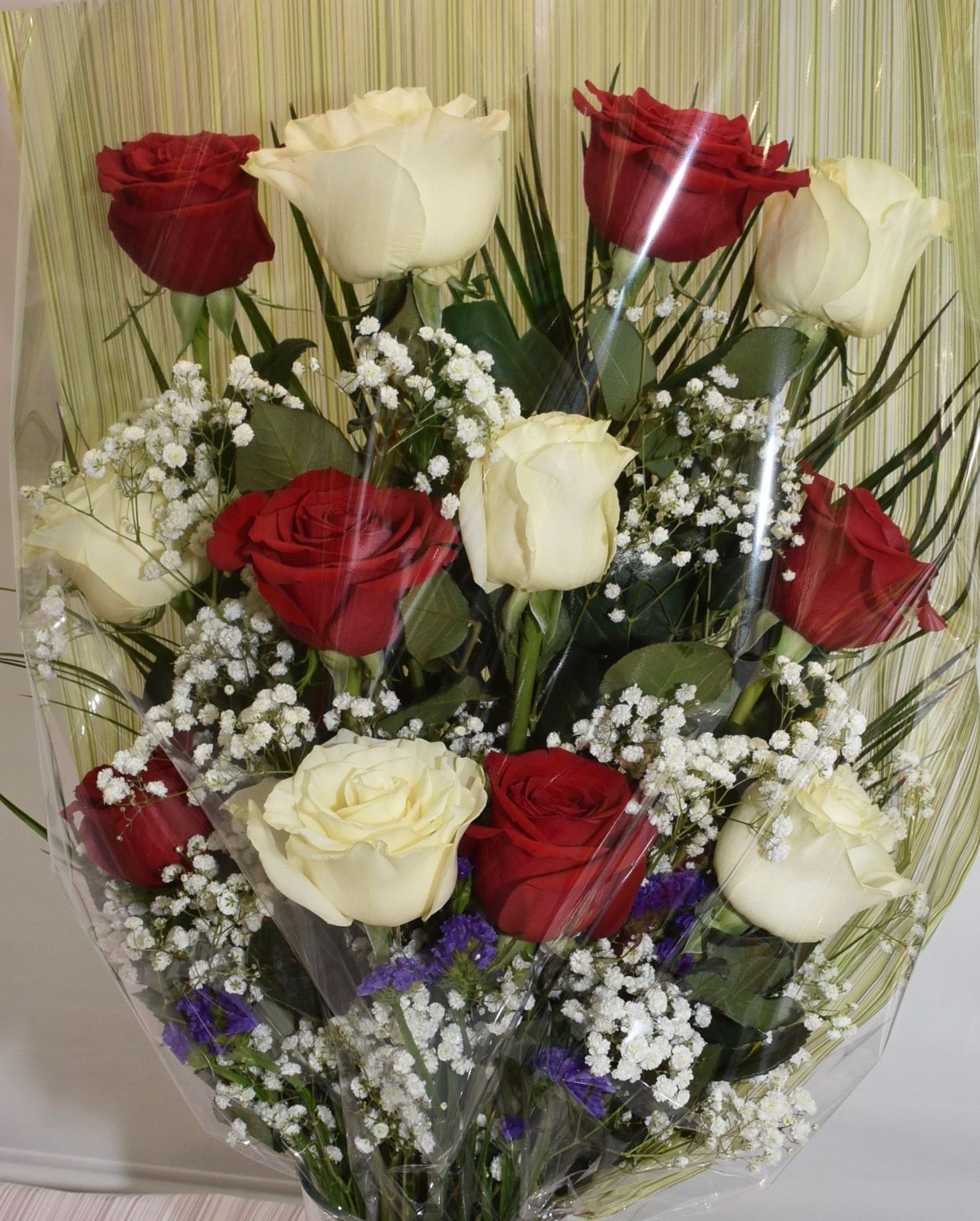 Ramo de 12 rosas bicolor: Servicios de Floristería Contreras Ramo de 12 rosas bicolor: Servicios de Floristería Contreras