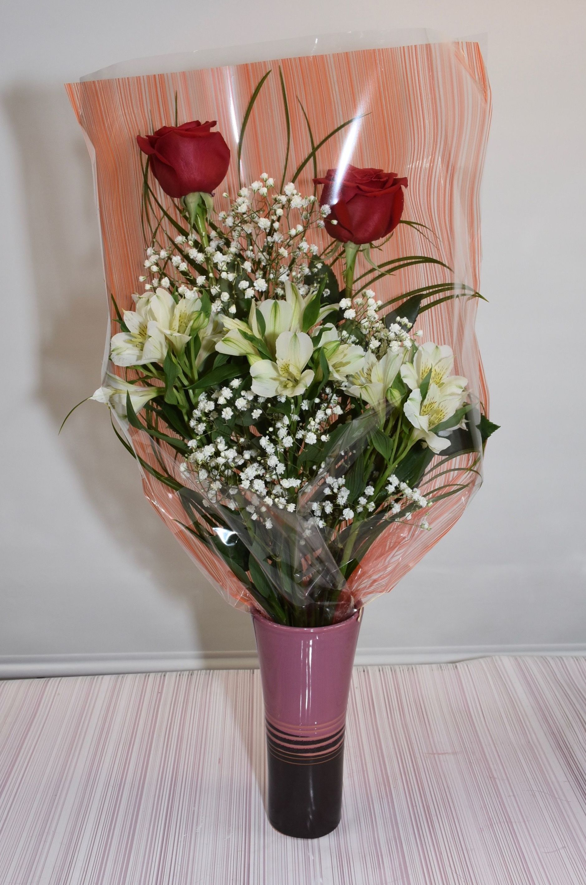 Ramo de 2 rosas con astromelia: Servicios de Floristería Contreras Ramo de 2 rosas con astromelia: Servicios de Floristería Contreras