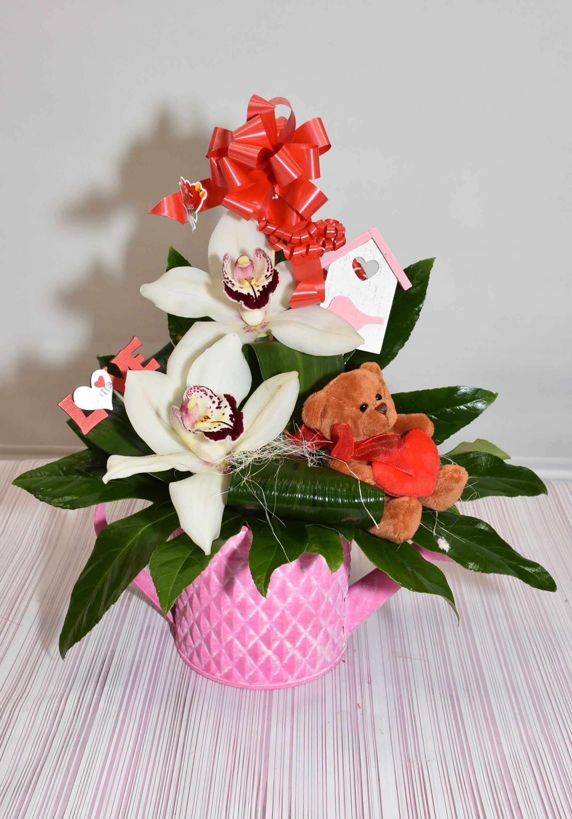 Regadera con orquídeas y osito: Servicios de Floristería Contreras Regadera con orquídeas y osito: Servicios de Floristería Contreras