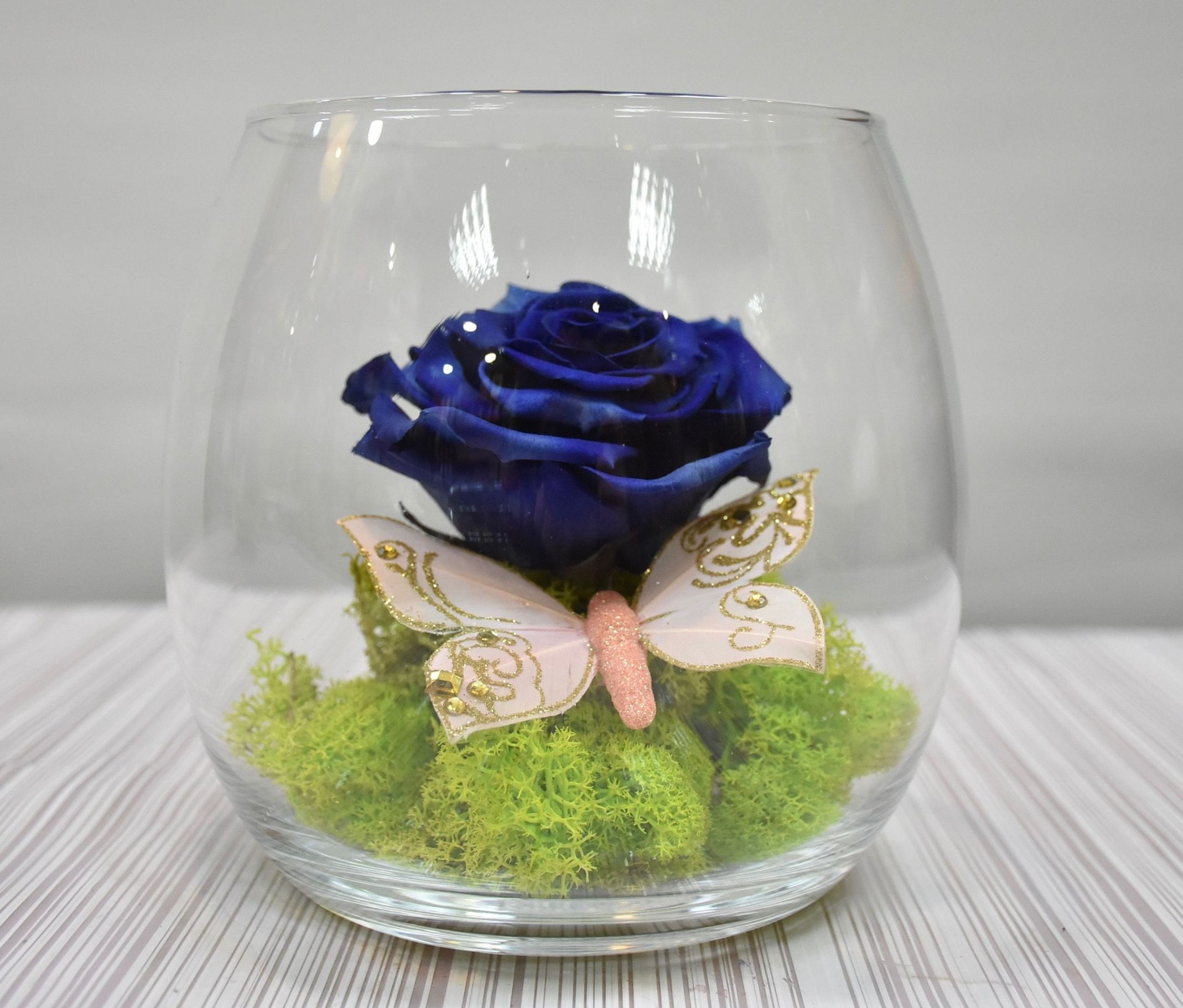 Rosa eterna con mariposa cristal: Servicios de Floristería Contreras Rosa eterna con mariposa cristal: Servicios de Floristería Contreras