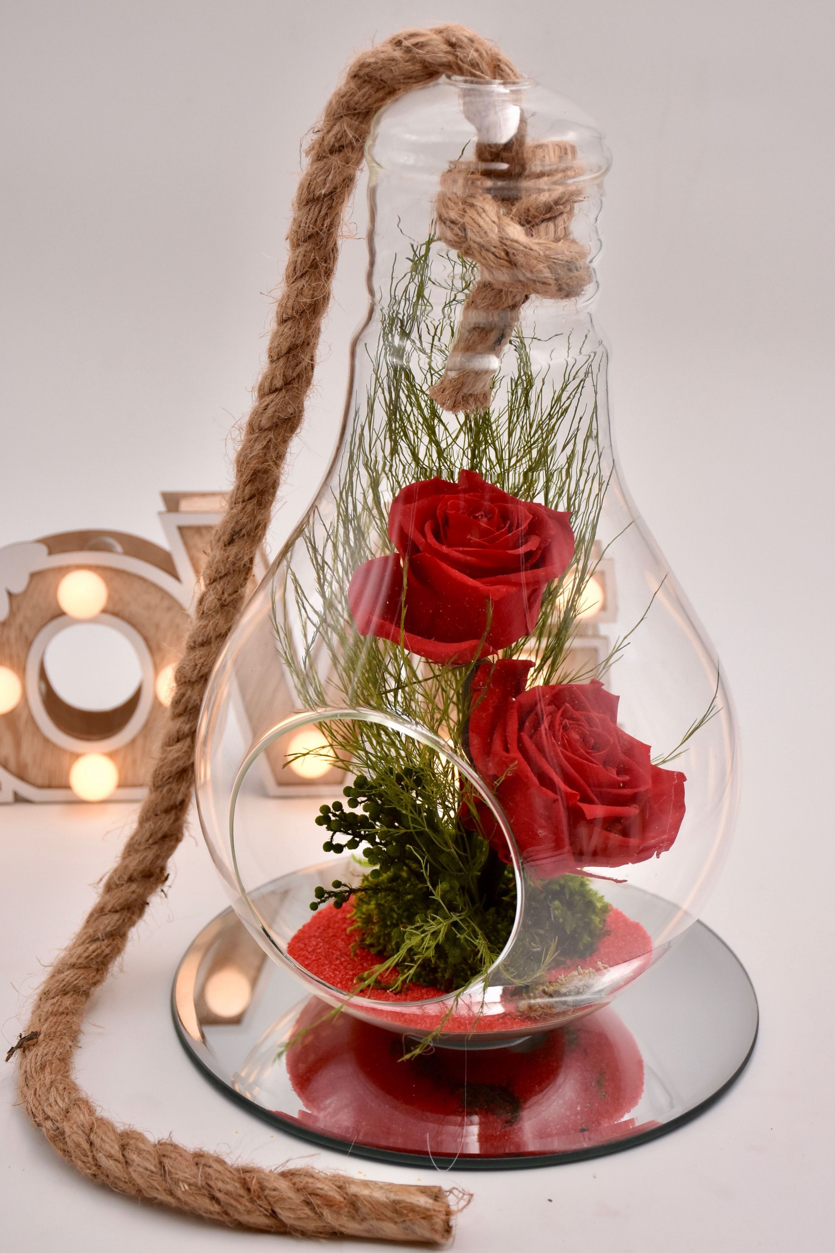 Bombilla con cuerda y rosas liofilizadas:  de Floristería Contreras