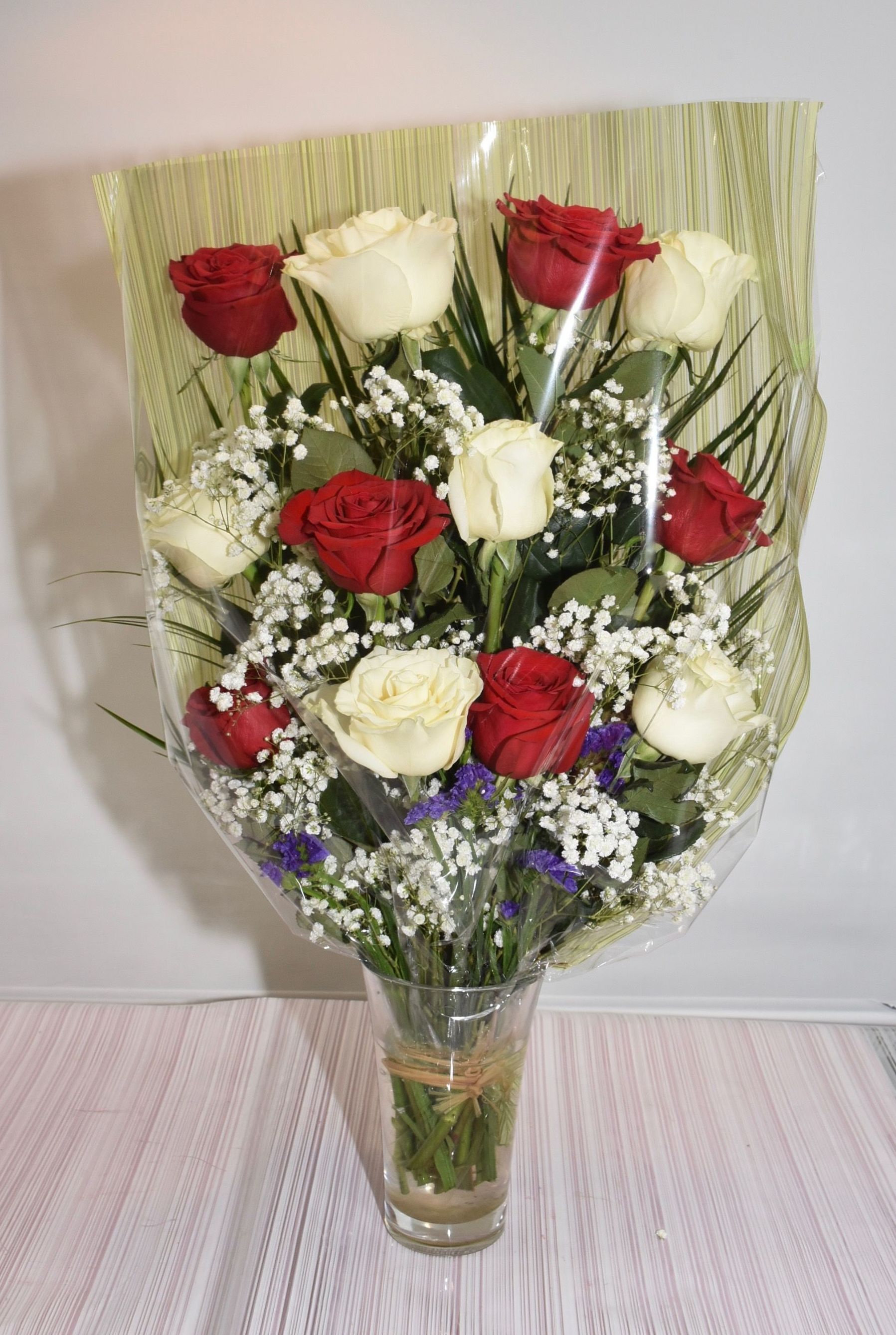 Ramo de 12 rosas bicolor: Servicios de Floristería Contreras Ramo de 12 rosas bicolor: Servicios de Floristería Contreras