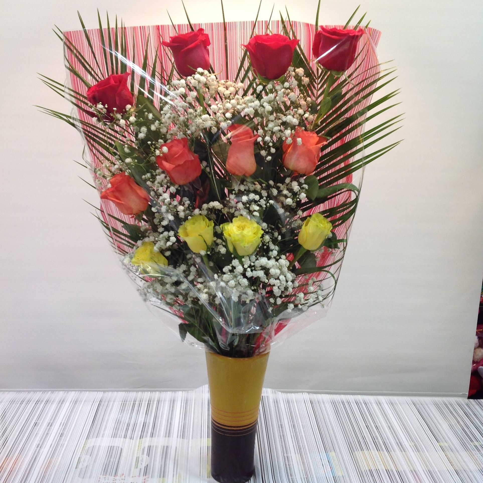 Ramo de 12 rosas tricolor: Servicios de Floristería Contreras Ramo de 12 rosas tricolor: Servicios de Floristería Contreras