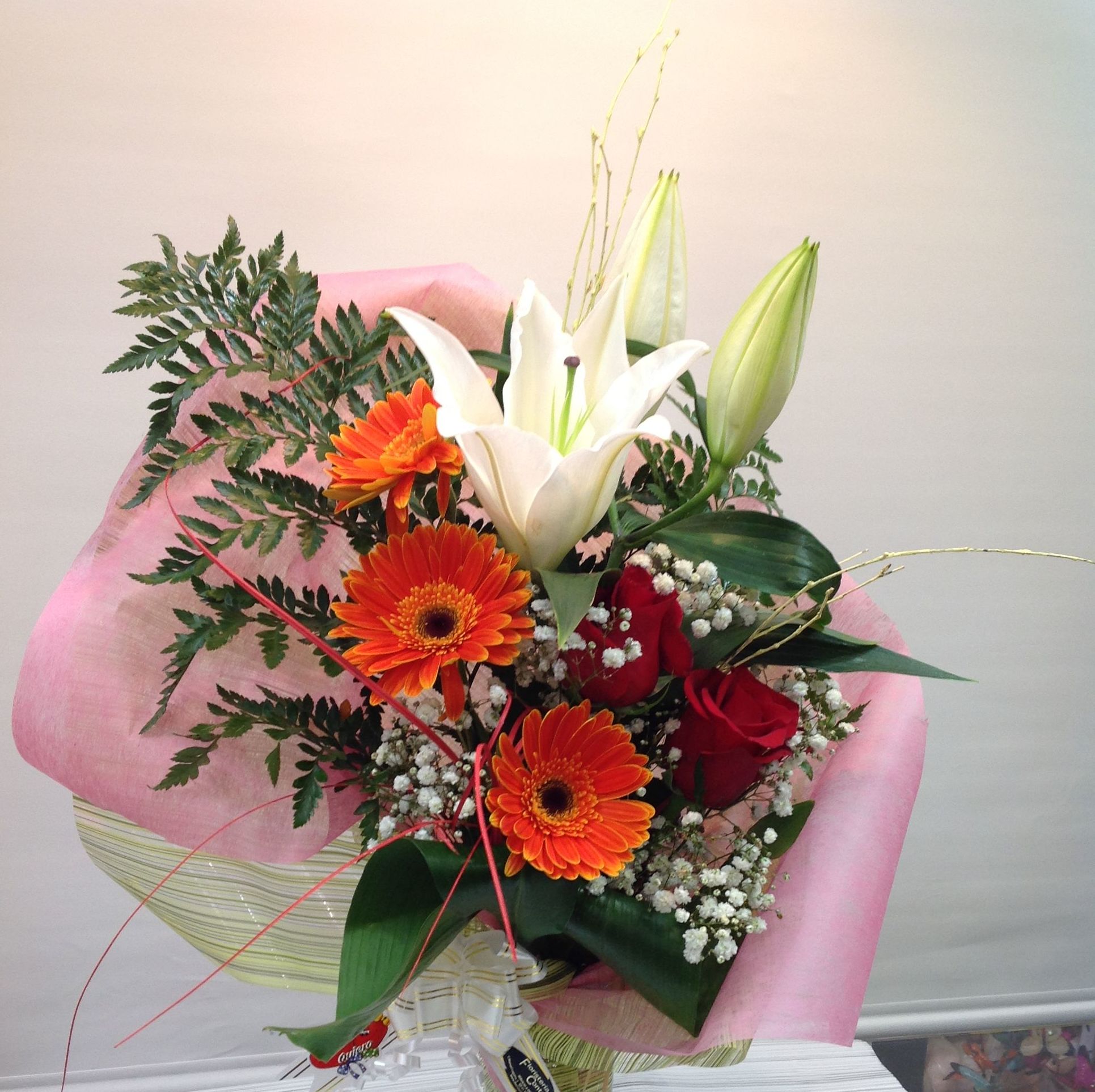 Jarrón con rosa, lilium, gerberas: Servicios de Floristería Contreras Jarrón con rosa, lilium, gerberas: Servicios de Floristería Contreras