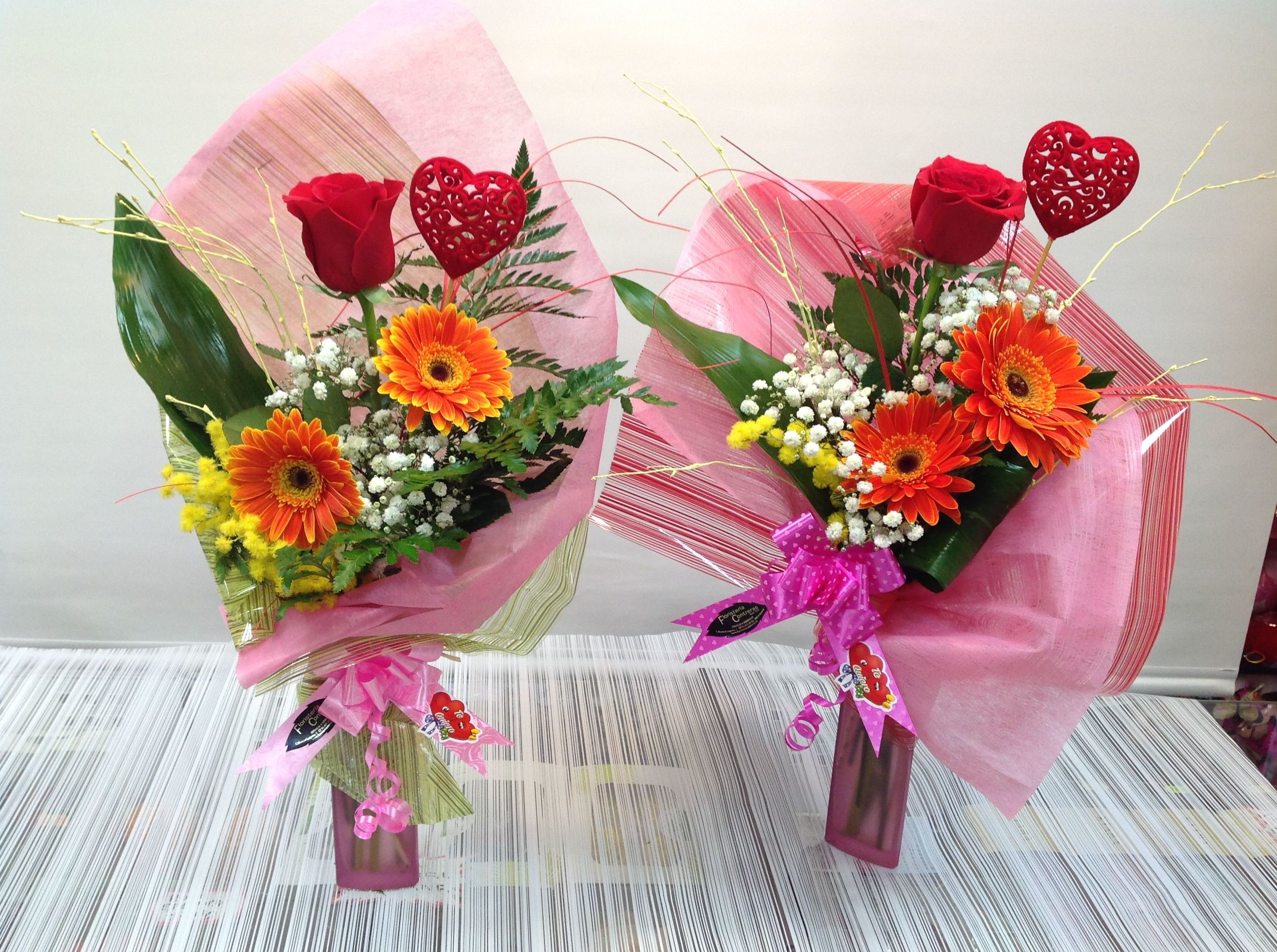 Jarrón 1 rosa y dos gerberas: Servicios de Floristería Contreras Jarrón 1 rosa y dos gerberas: Servicios de Floristería Contreras