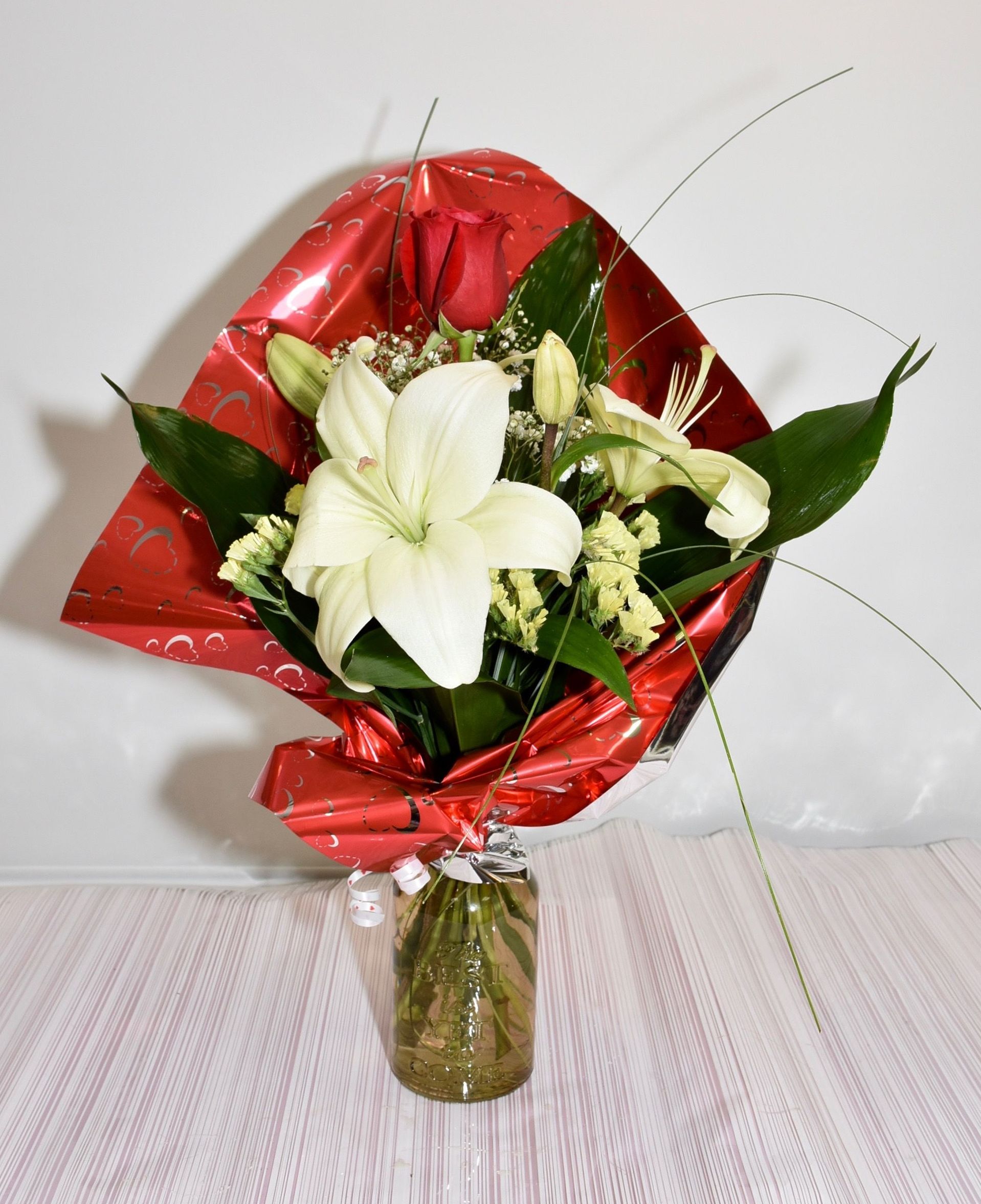 Jarrón 1 rosa y lilium: Servicios de Floristería Contreras Jarrón 1 rosa y lilium: Servicios de Floristería Contreras