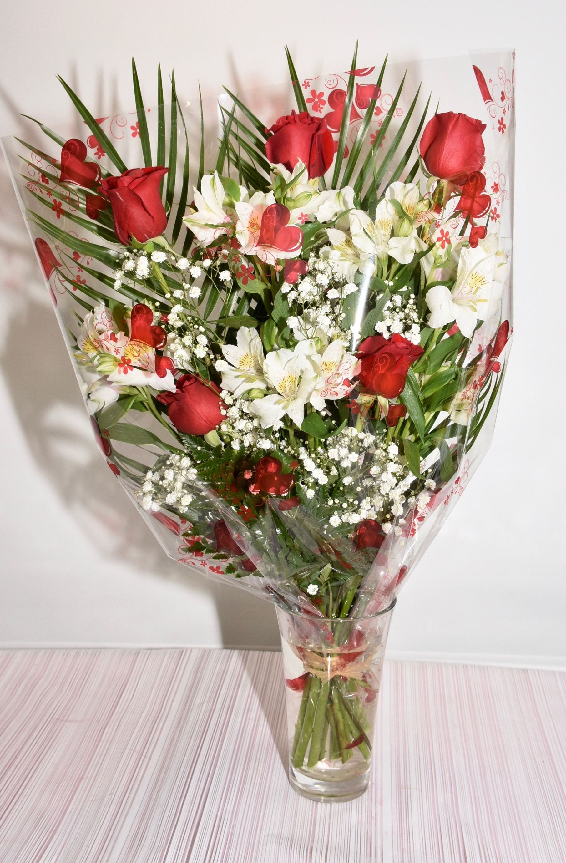 Ramo de 6 rosas con astromelia: Servicios de Floristería Contreras Ramo de 6 rosas con astromelia: Servicios de Floristería Contreras