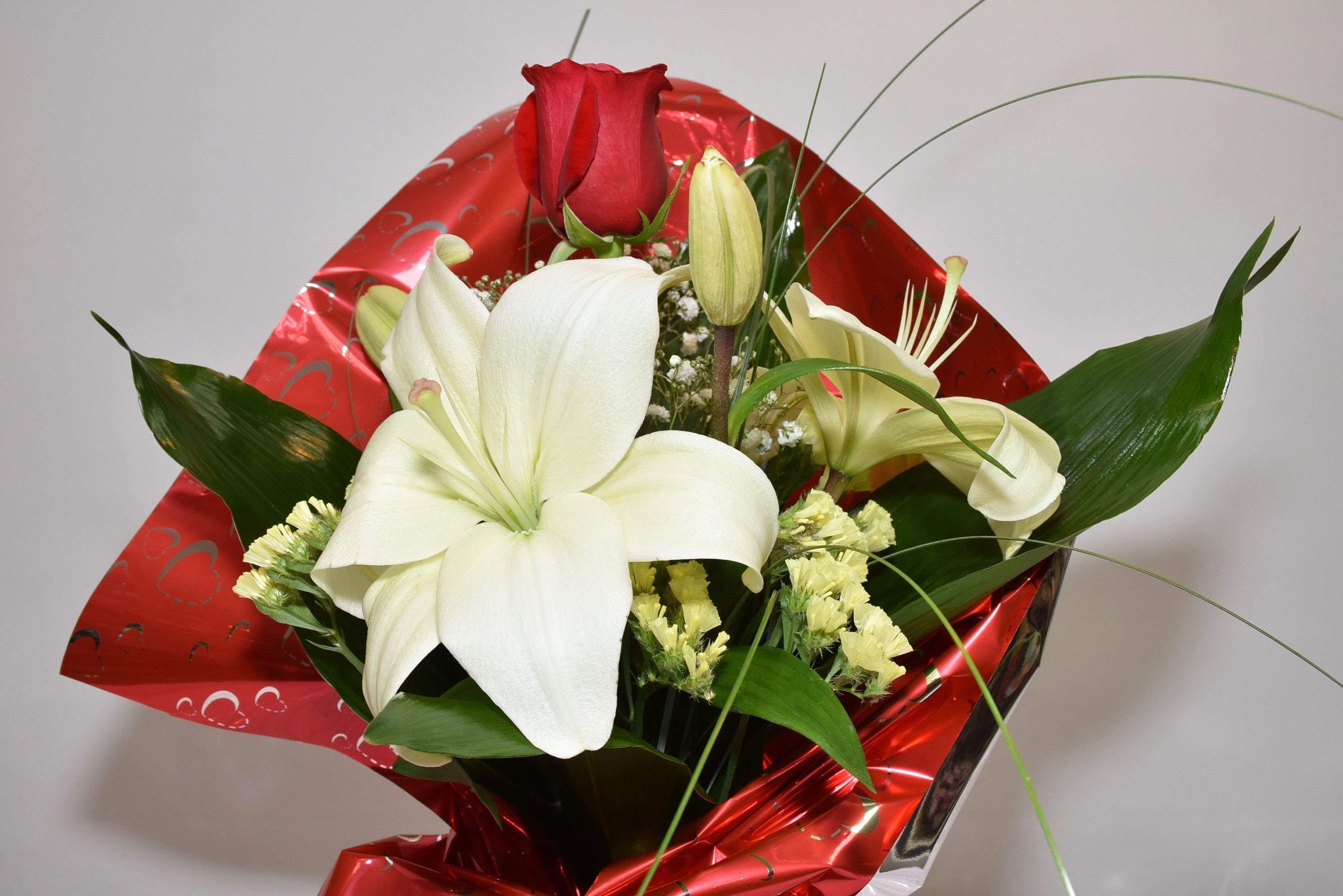 Jarrón 1 rosa y lilium: Servicios de Floristería Contreras Jarrón 1 rosa y lilium: Servicios de Floristería Contreras