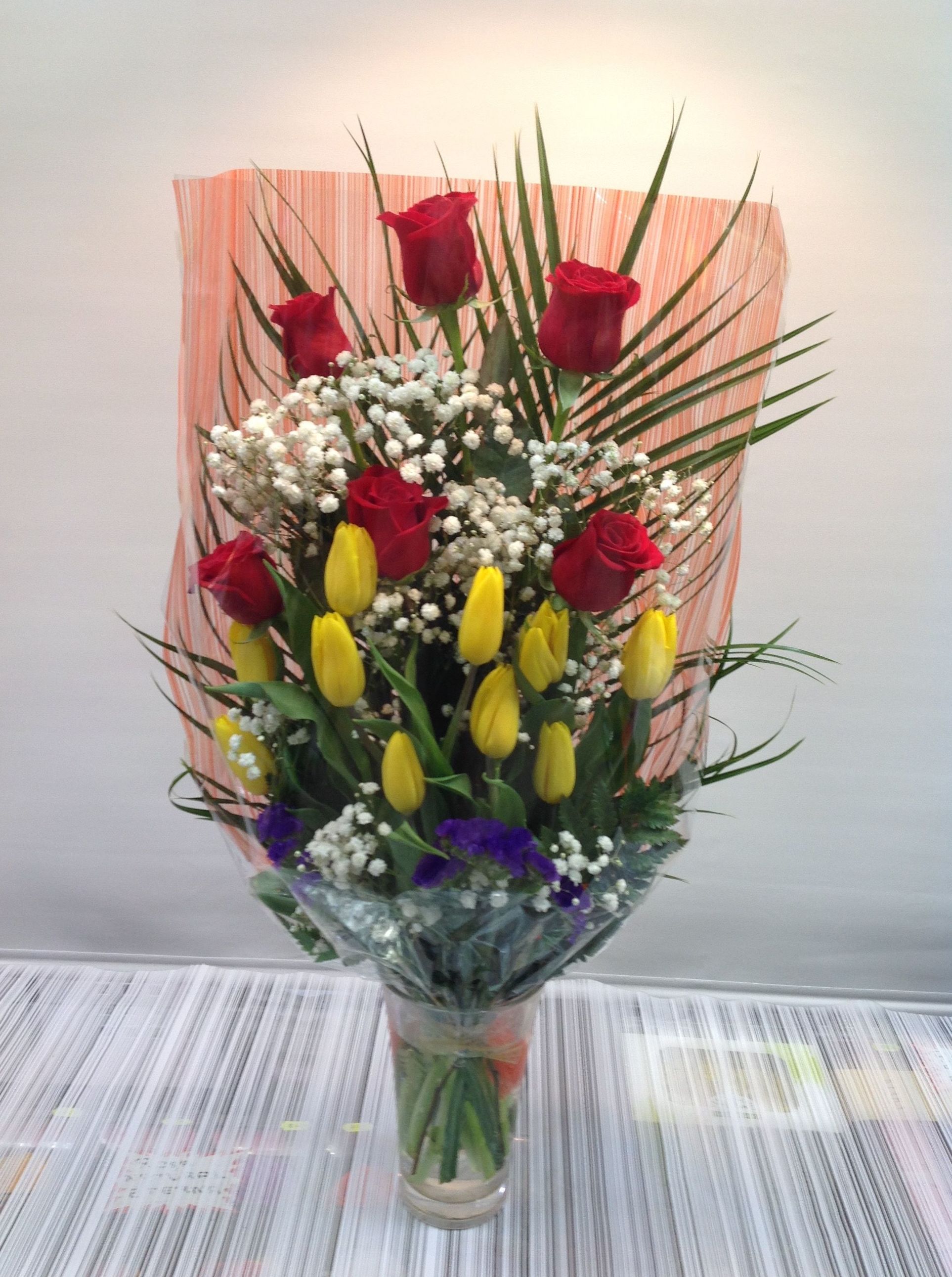 Ramo 6 rosas y tulipanes:  de Floristería Contreras }}