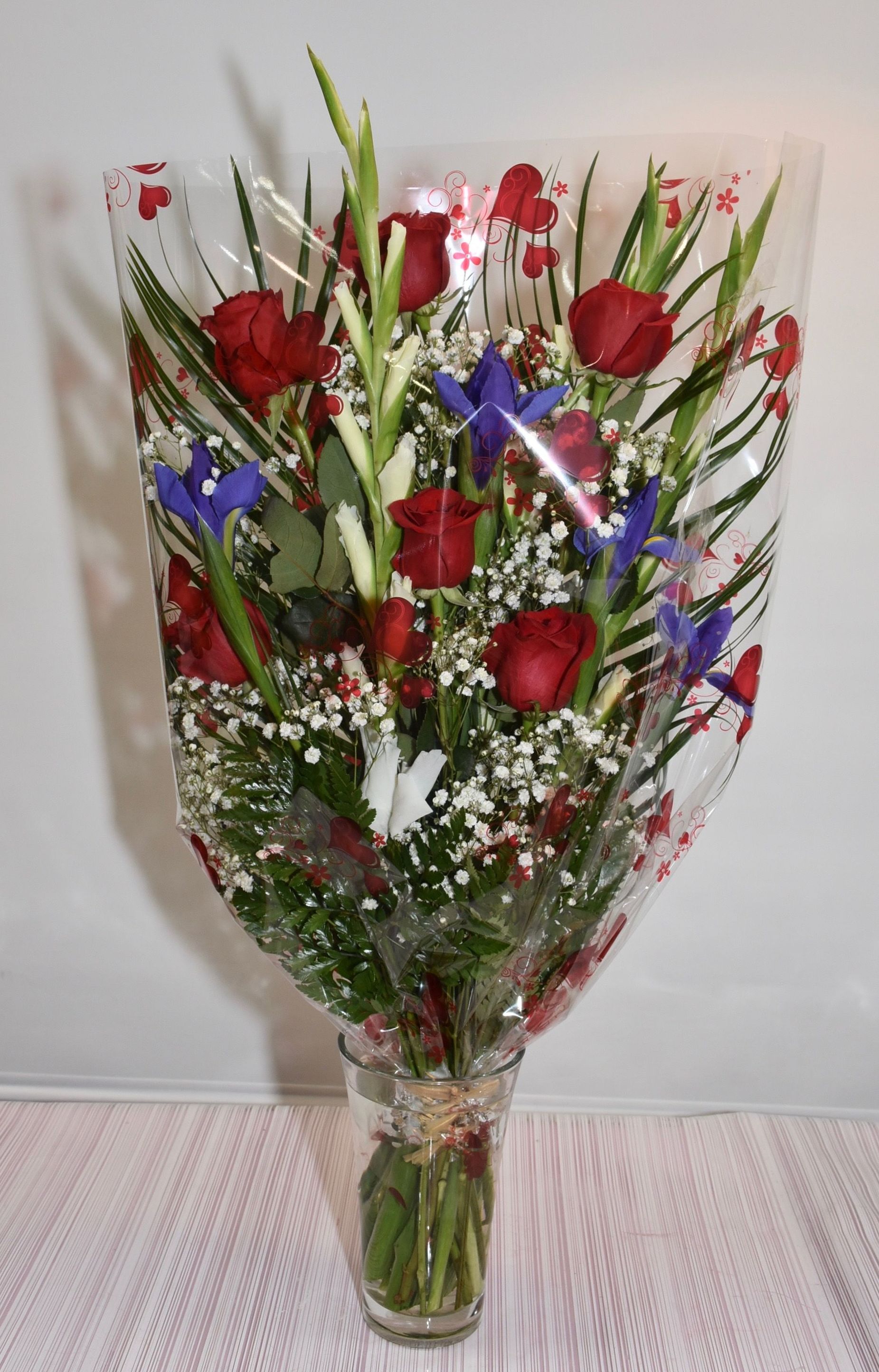 Ramo 6 rosas y gladiolo: Servicios de Floristería Contreras Ramo 6 rosas y gladiolo: Servicios de Floristería Contreras
