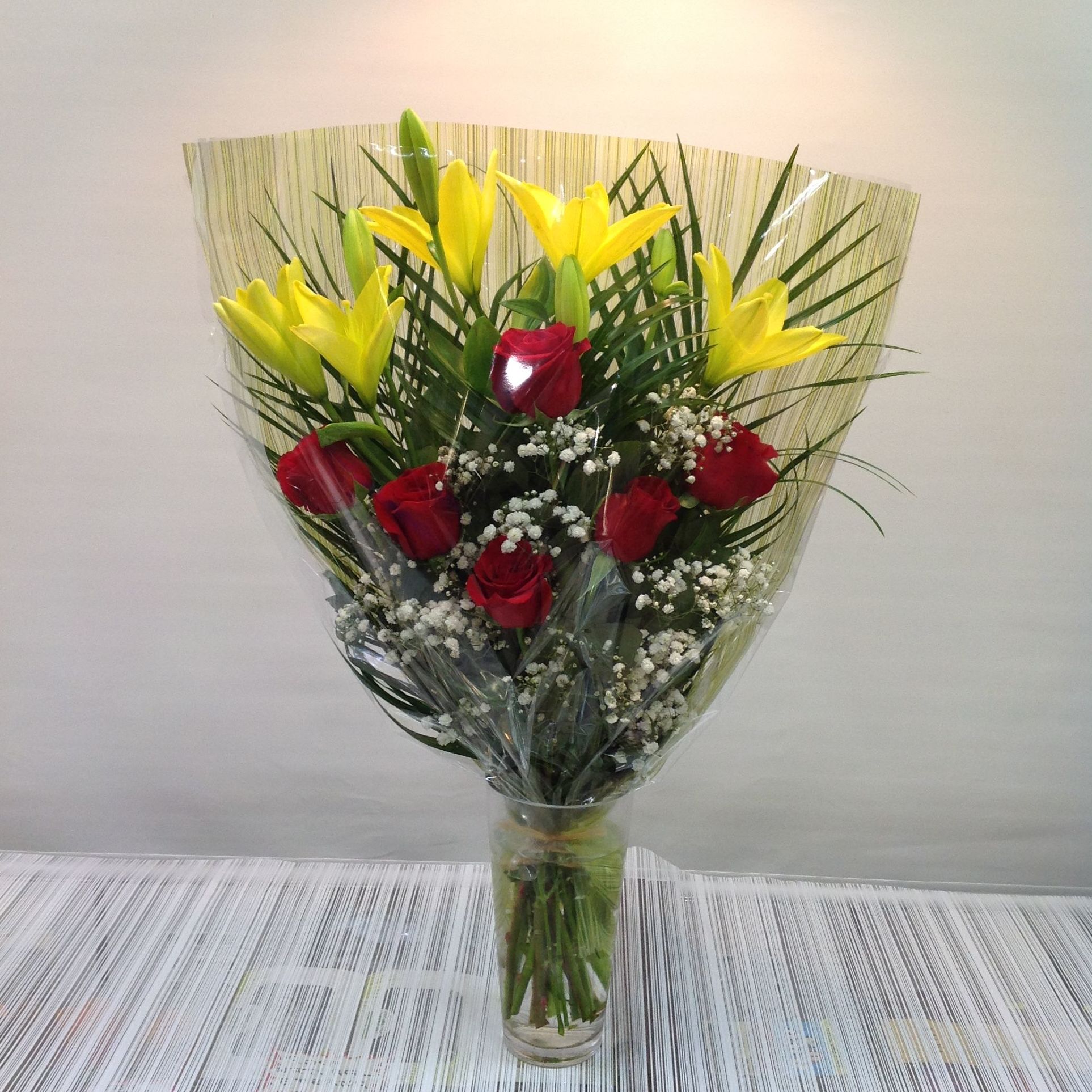 Ramo de 6 rosas con lilium R6: Servicios de Floristería Contreras Ramo de 6 rosas con lilium R6: Servicios de Floristería Contreras