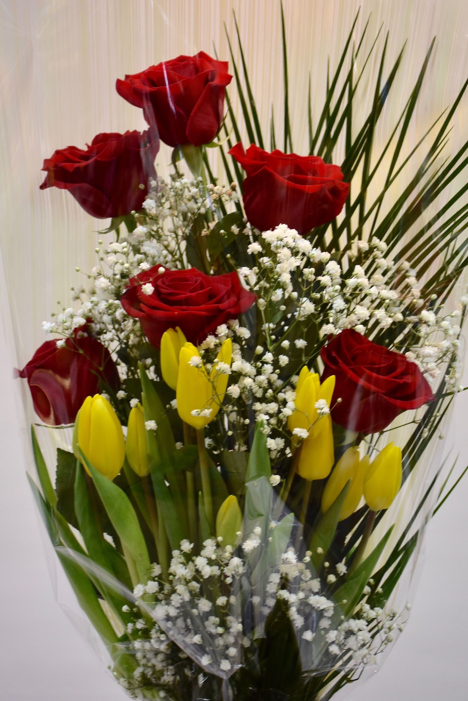 Ramo 6 rosas y tulipanes: Servicios de Floristería Contreras Ramo 6 rosas y tulipanes: Servicios de Floristería Contreras