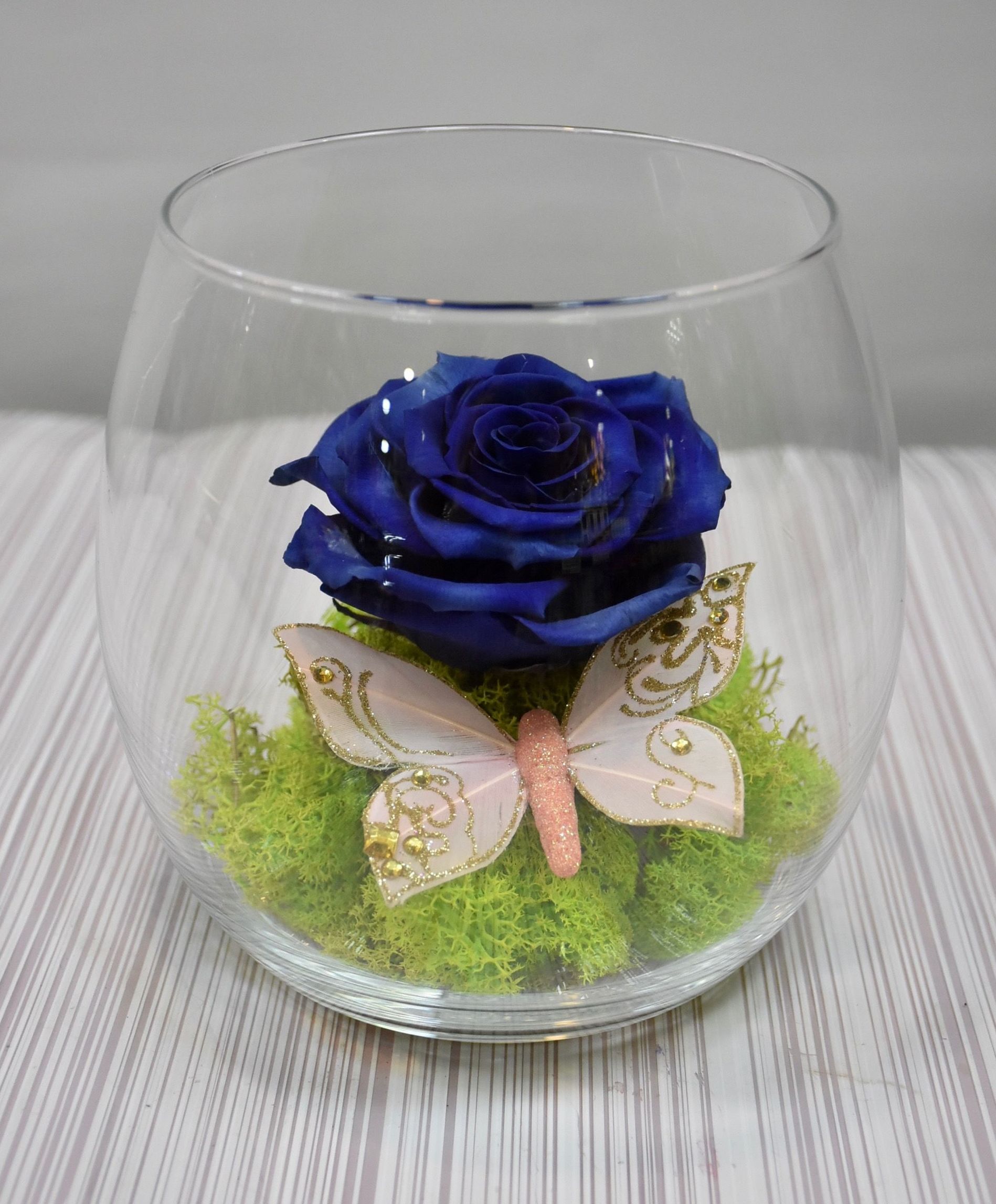 Rosa eterna con mariposa cristal: Servicios de Floristería Contreras Rosa eterna con mariposa cristal: Servicios de Floristería Contreras