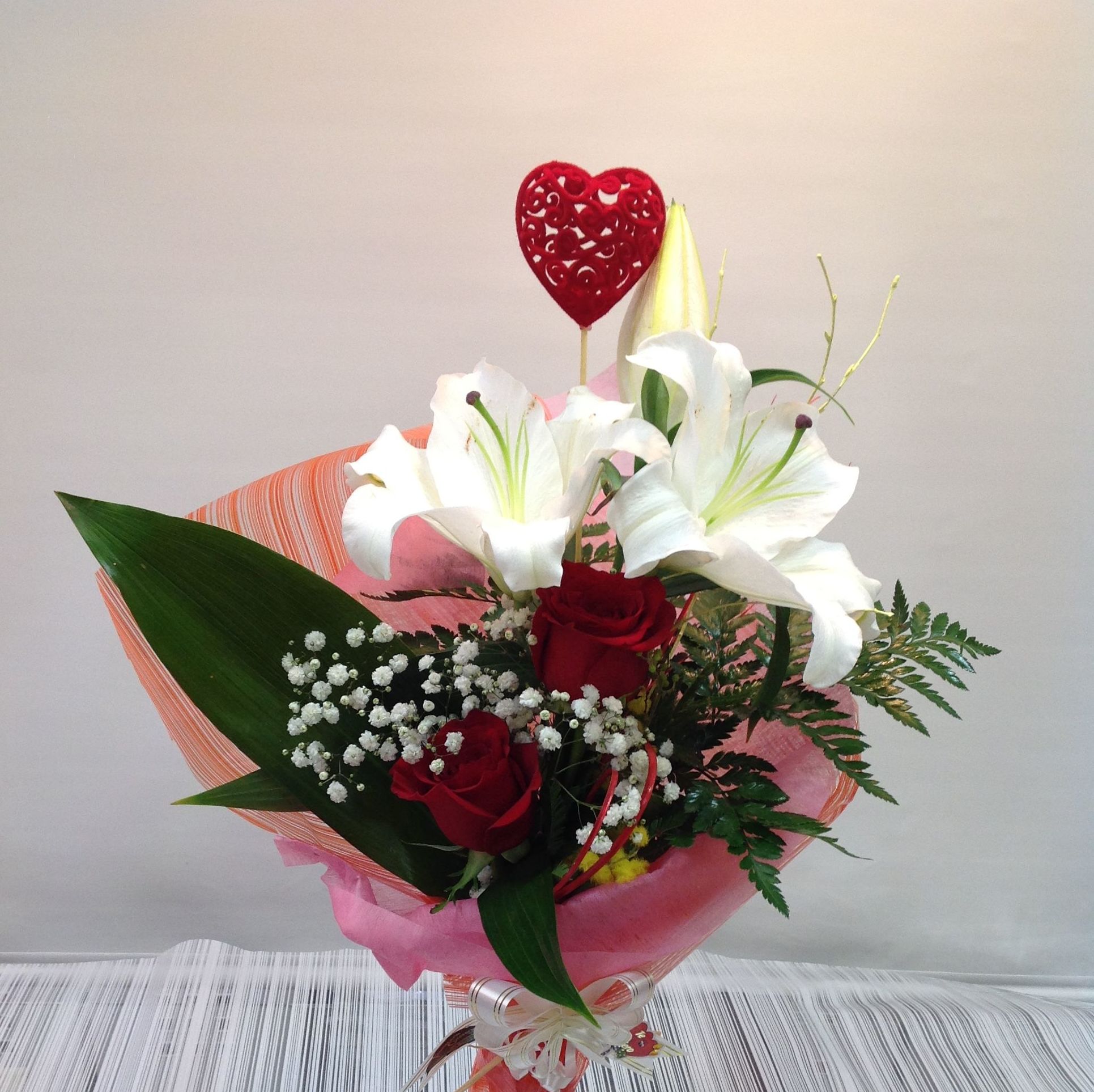 Jarrón dos rosas y lilium: Servicios de Floristería Contreras Jarrón dos rosas y lilium: Servicios de Floristería Contreras