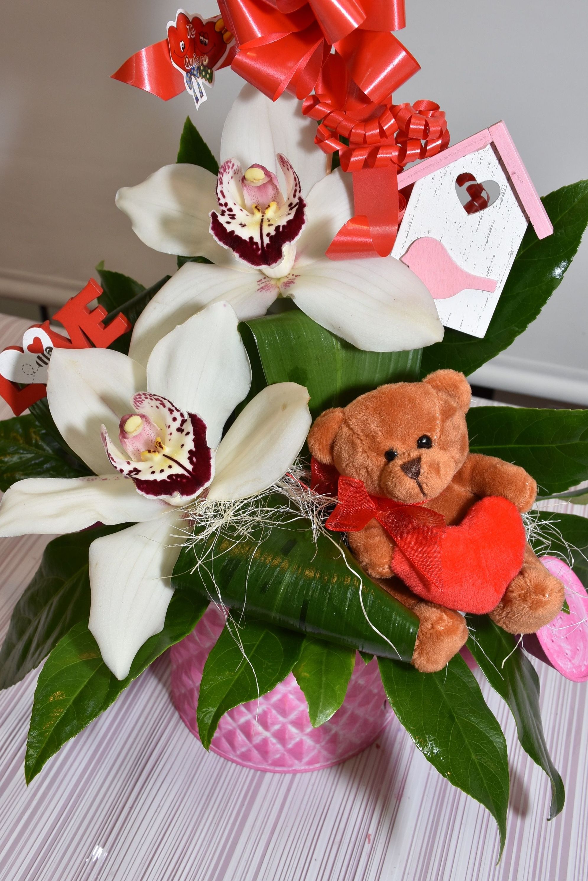 Regadera con orquídeas y osito: Servicios de Floristería Contreras Regadera con orquídeas y osito: Servicios de Floristería Contreras