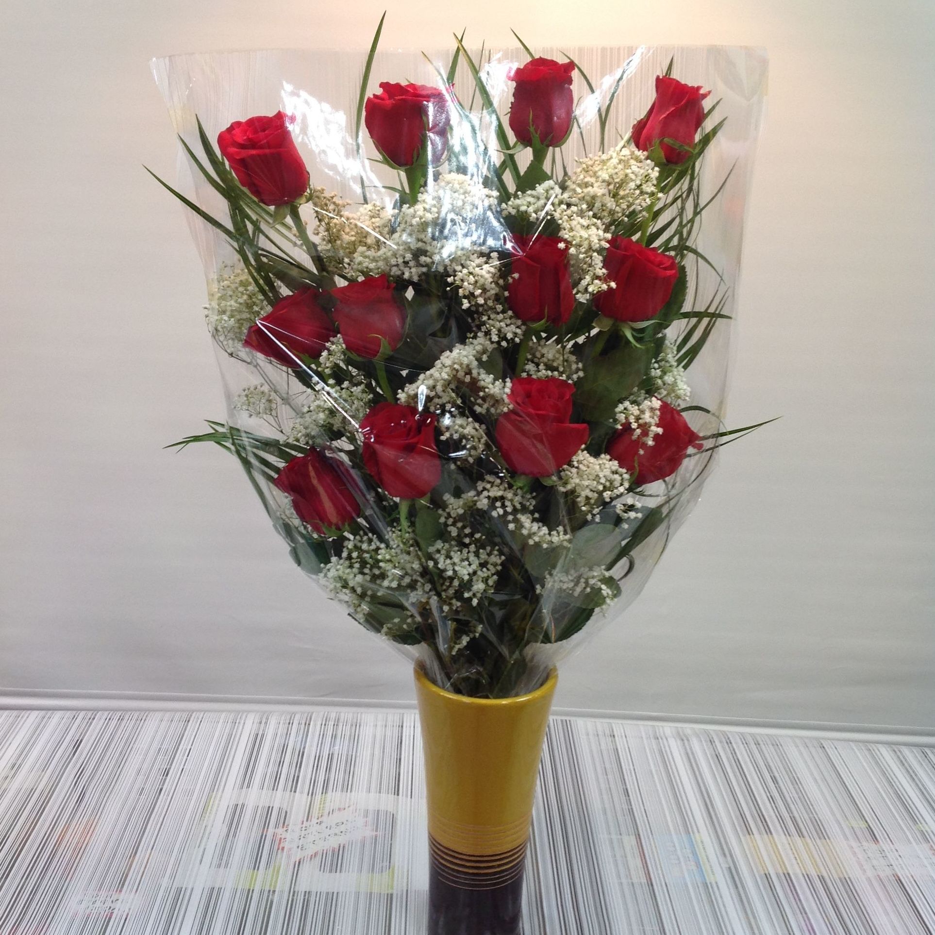 Ramo de 12 rosas rojas: Servicios de Floristería Contreras Ramo de 12 rosas rojas: Servicios de Floristería Contreras