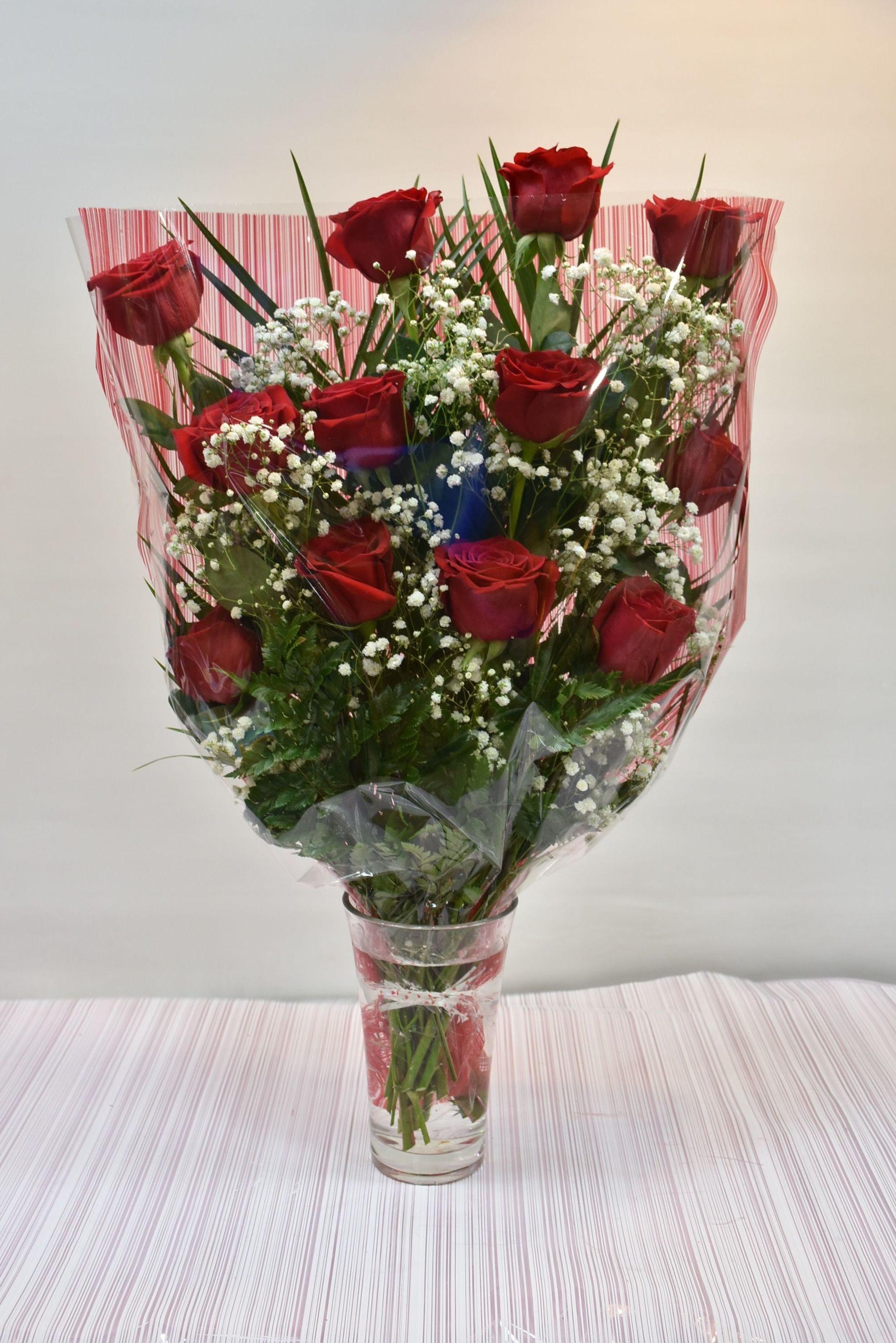 Ramo de 12 rosas rojas: Servicios de Floristería Contreras Ramo de 12 rosas rojas: Servicios de Floristería Contreras