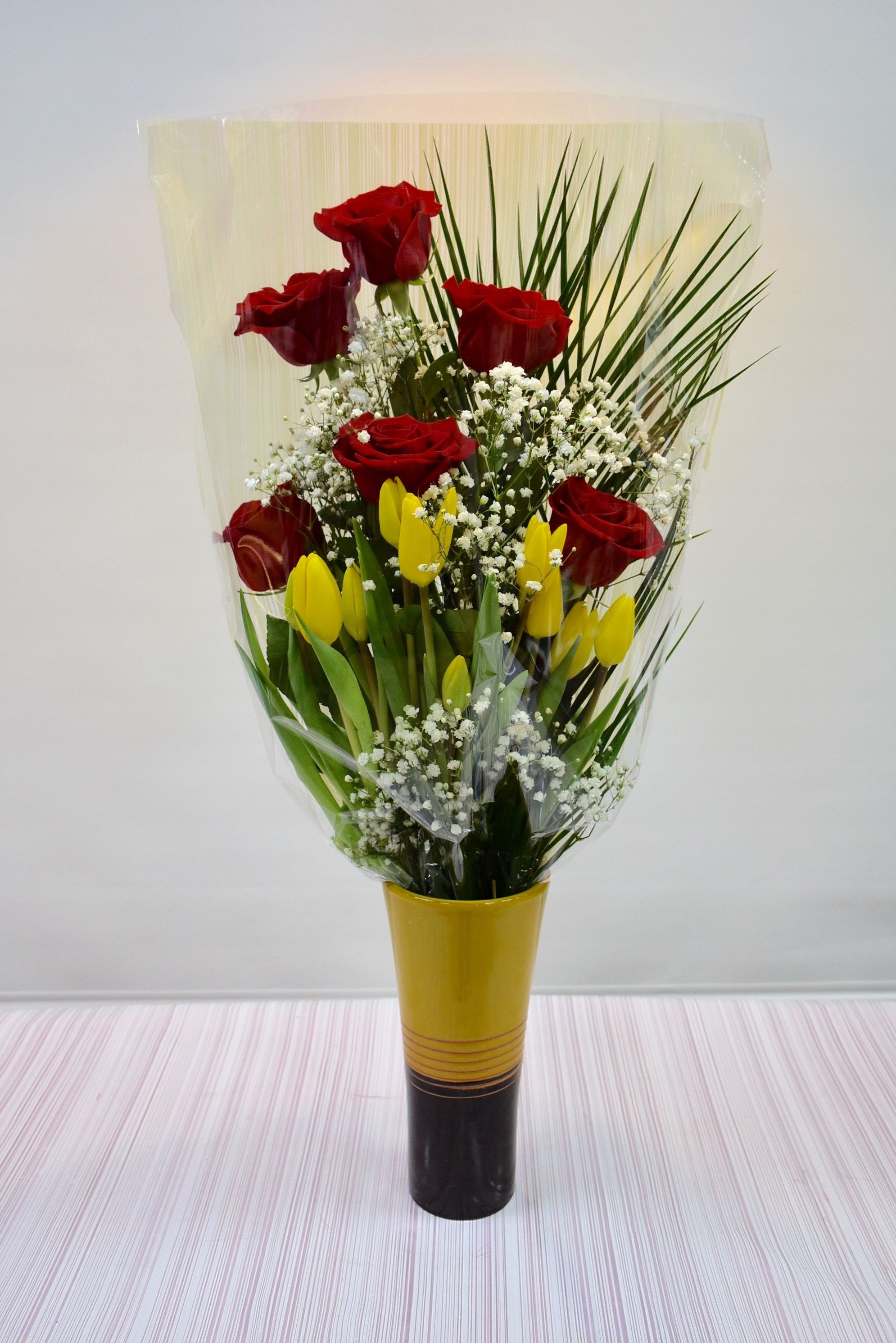 Ramo 6 rosas y tulipanes: Servicios de Floristería Contreras Ramo 6 rosas y tulipanes: Servicios de Floristería Contreras