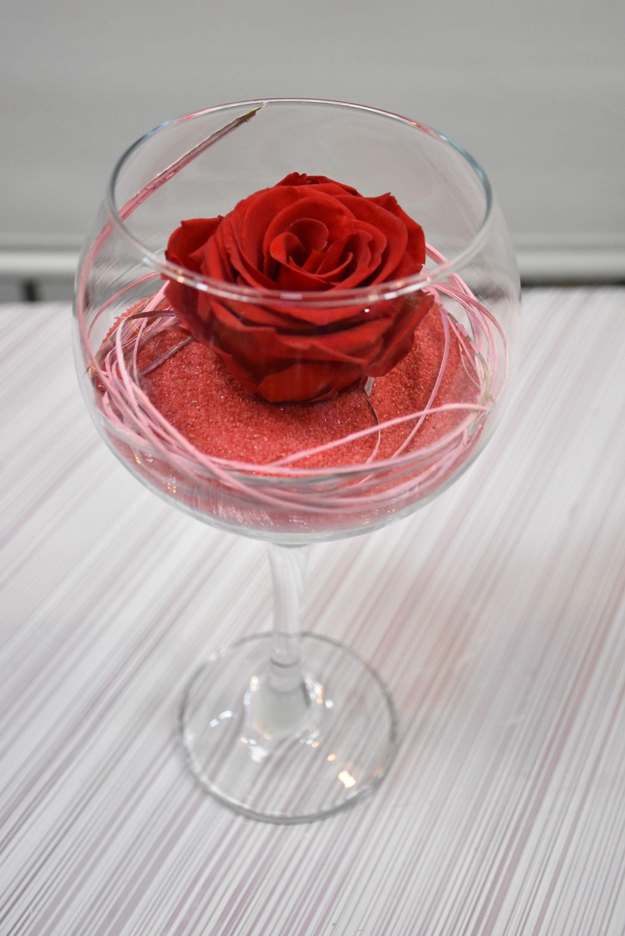 Rosa eterna en copa de cristal: Servicios de Floristería Contreras Rosa eterna en copa de cristal: Servicios de Floristería Contreras