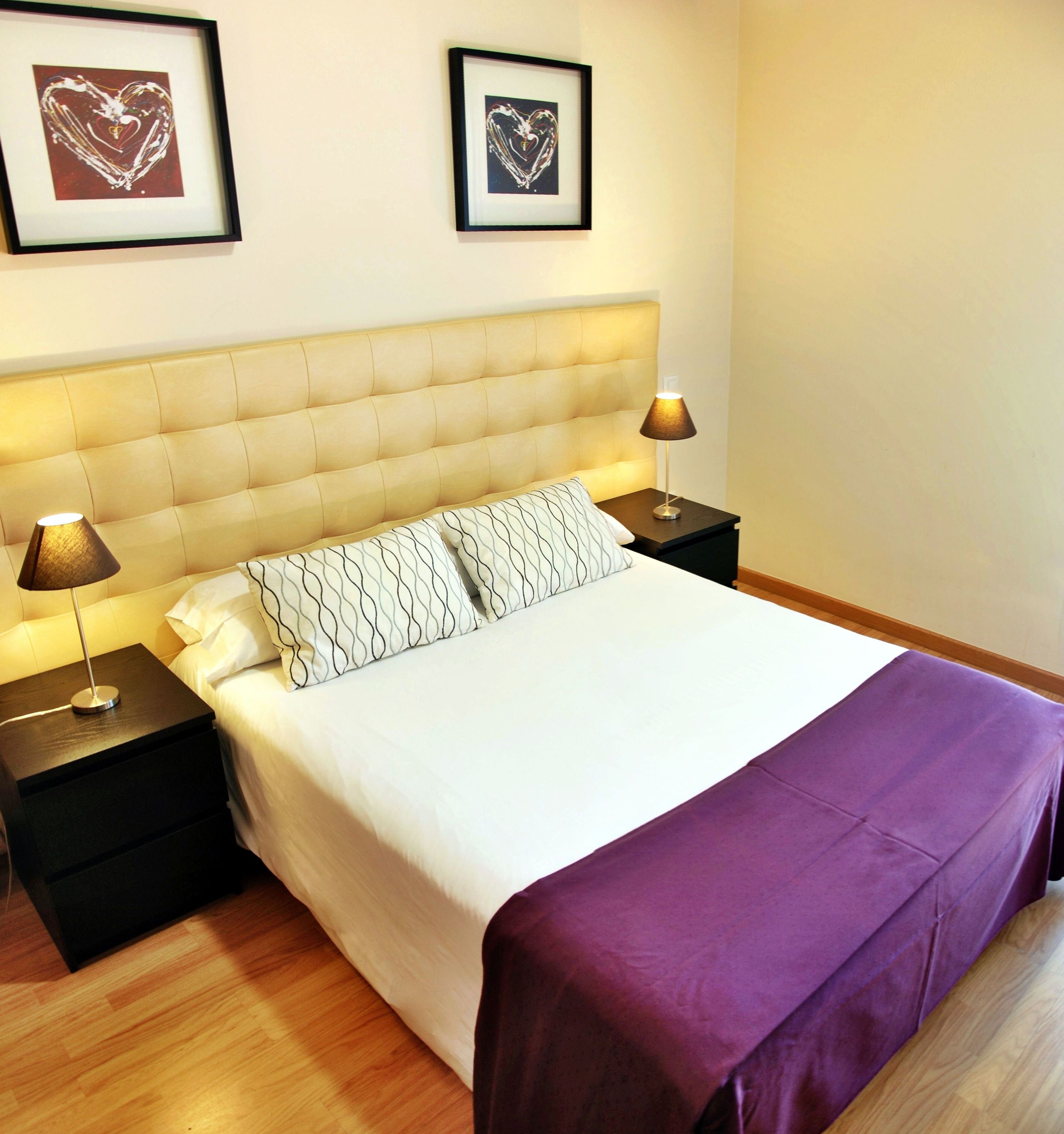 Habitación con cama de 135cm, dotada de televisión y un práctico balcón Habitación con cama de 135cm, dotada de televisión y un práctico balcón