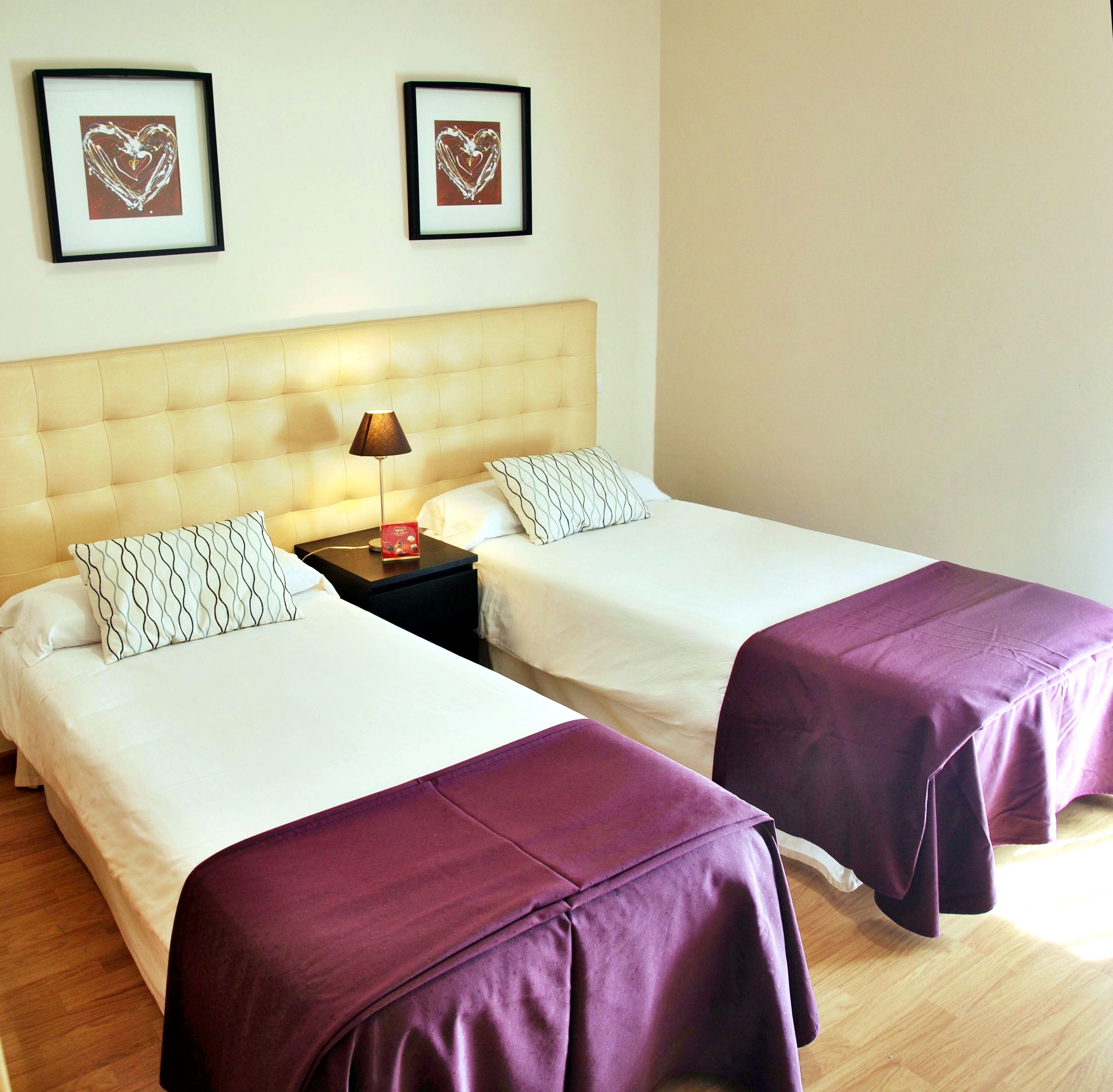 Habitación con dos camas de 90cm, dotada de televisión y un práctico balcón Habitación con dos camas de 90cm, dotada de televisión y un práctico balcón