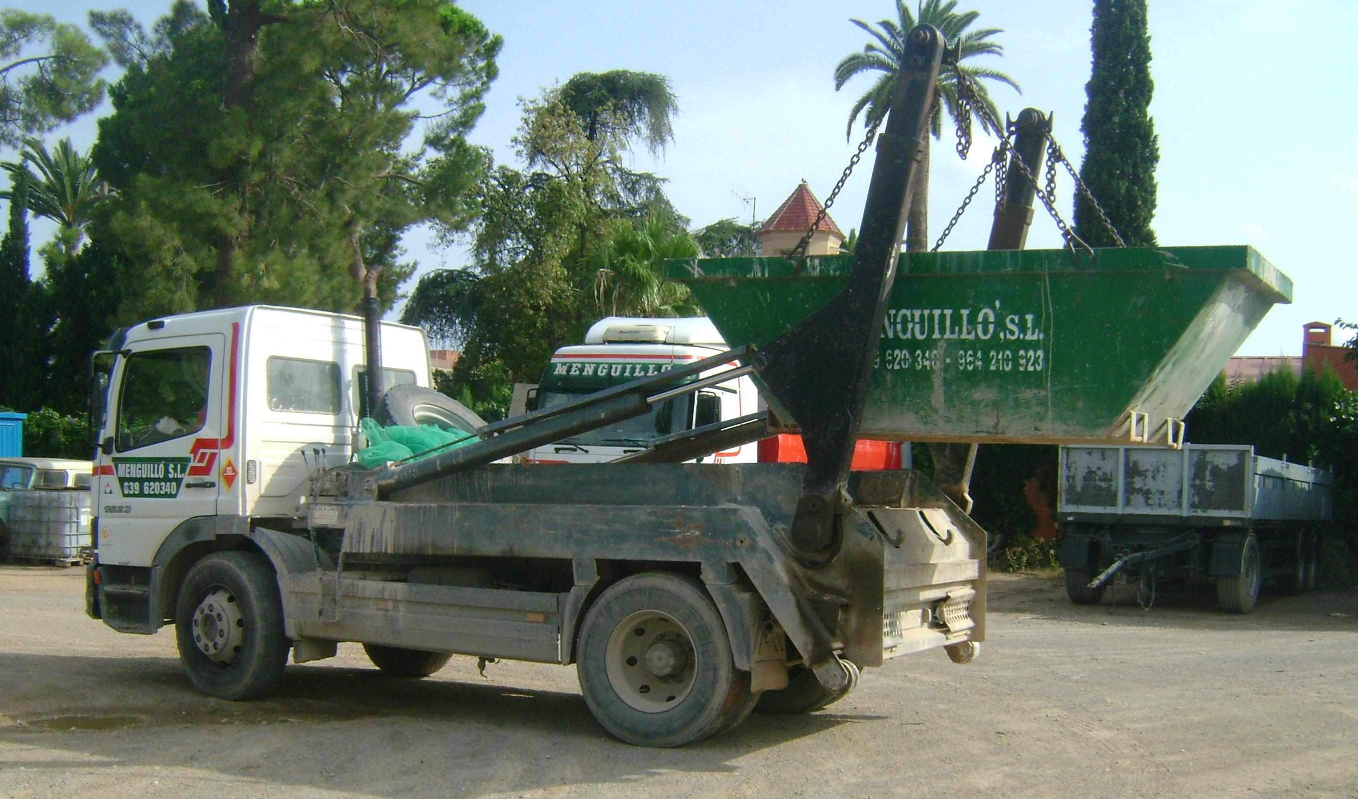 SERVICIO DE TRANSPORTE DE CONTENEDORES DE RESIDUOS: Servicios de Grupo Menguillo SERVICIO DE TRANSPORTE DE CONTENEDORES DE RESIDUOS: Servicios de Grupo Menguillo