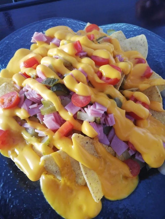 Nachos con jalapeños, tomate cherry, jamón y cheddar: de El Antojao Burguer Nachos con jalapeños, tomate cherry, jamón y cheddar: de El Antojao Burguer