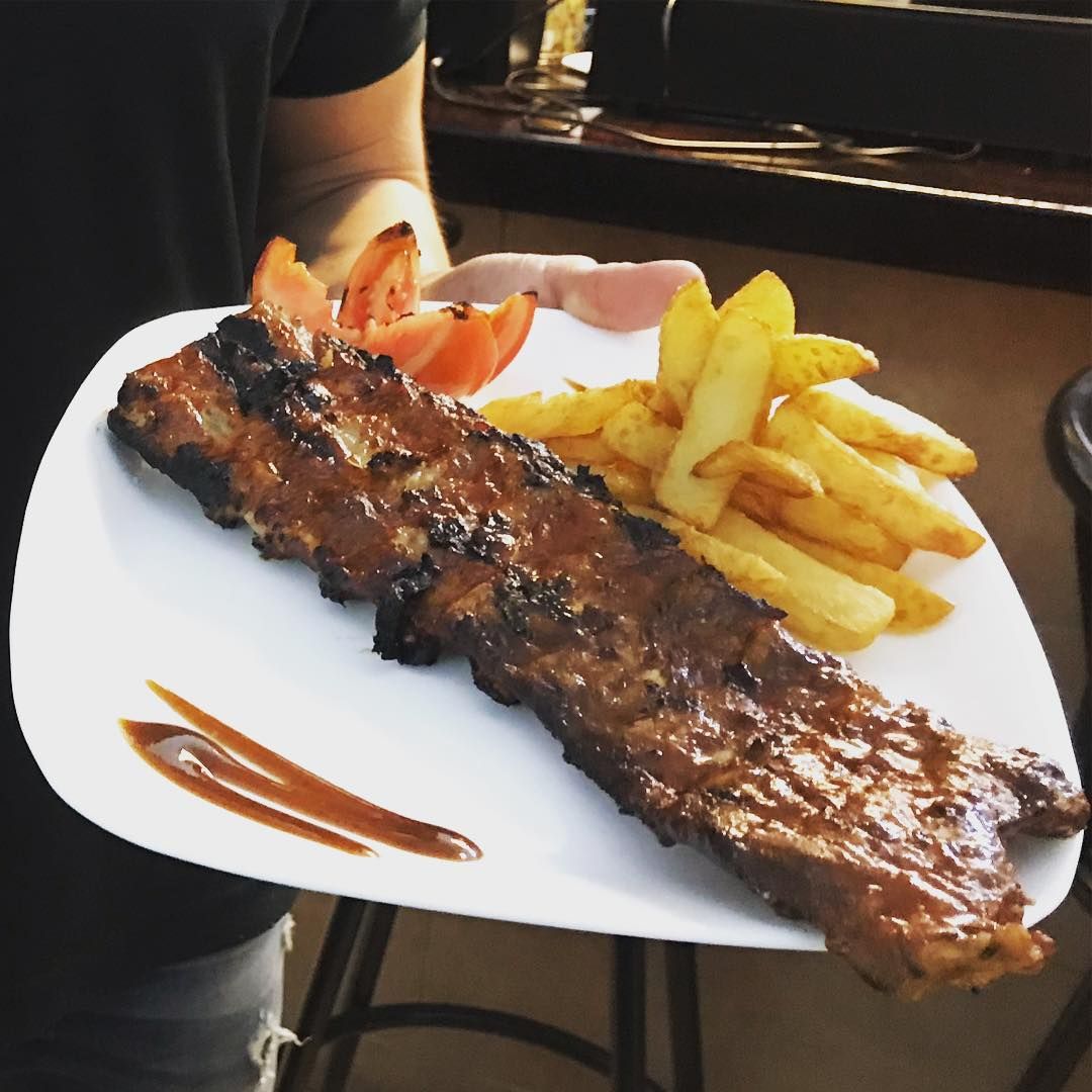 Costillas americano con papas: de El Antojao Burguer Costillas americano con papas: de El Antojao Burguer