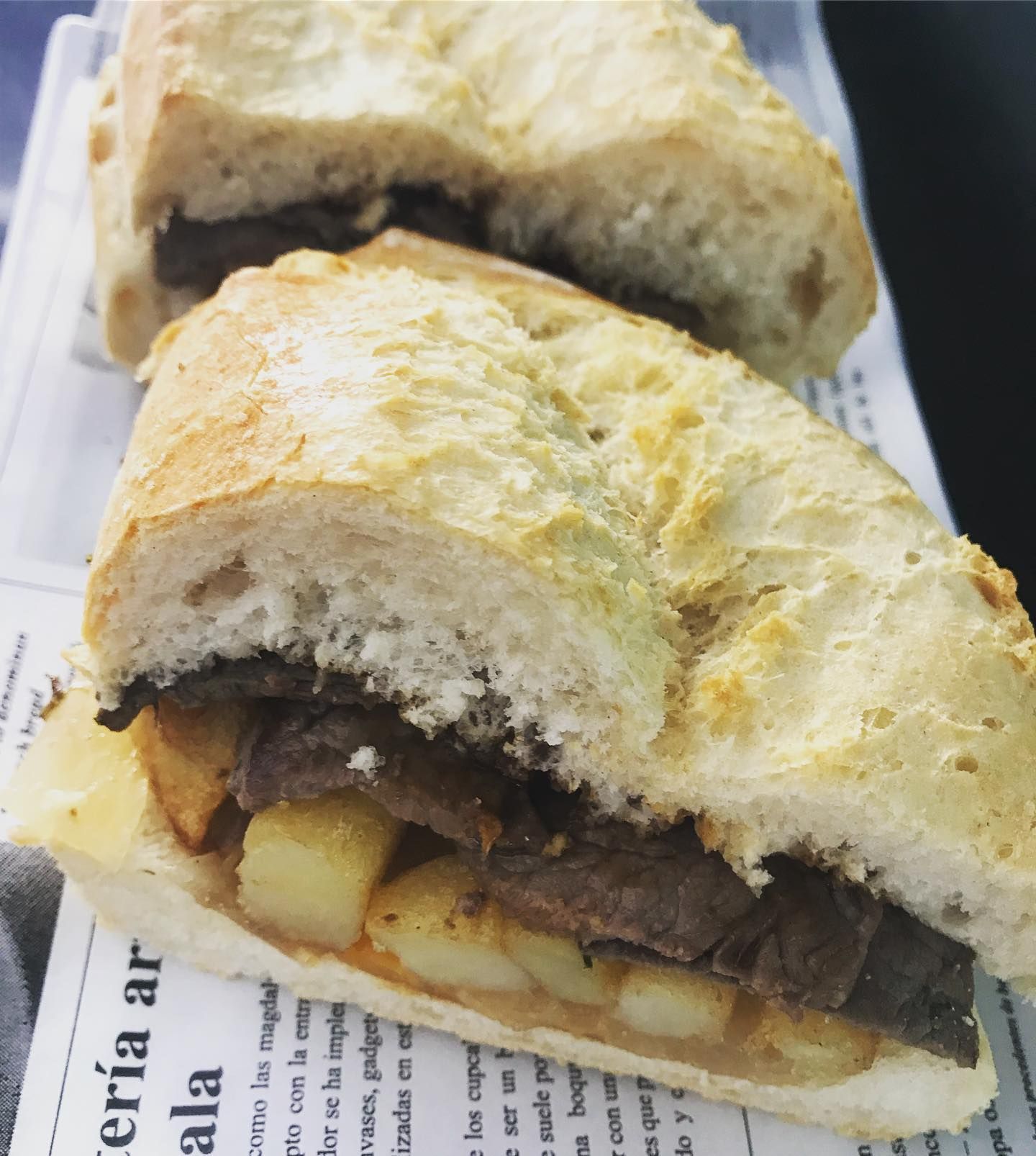 El Antojao (las papas fritas van dentro del bocadillo): de El Antojao Burguer El Antojao (las papas fritas van dentro del bocadillo): de El Antojao Burguer