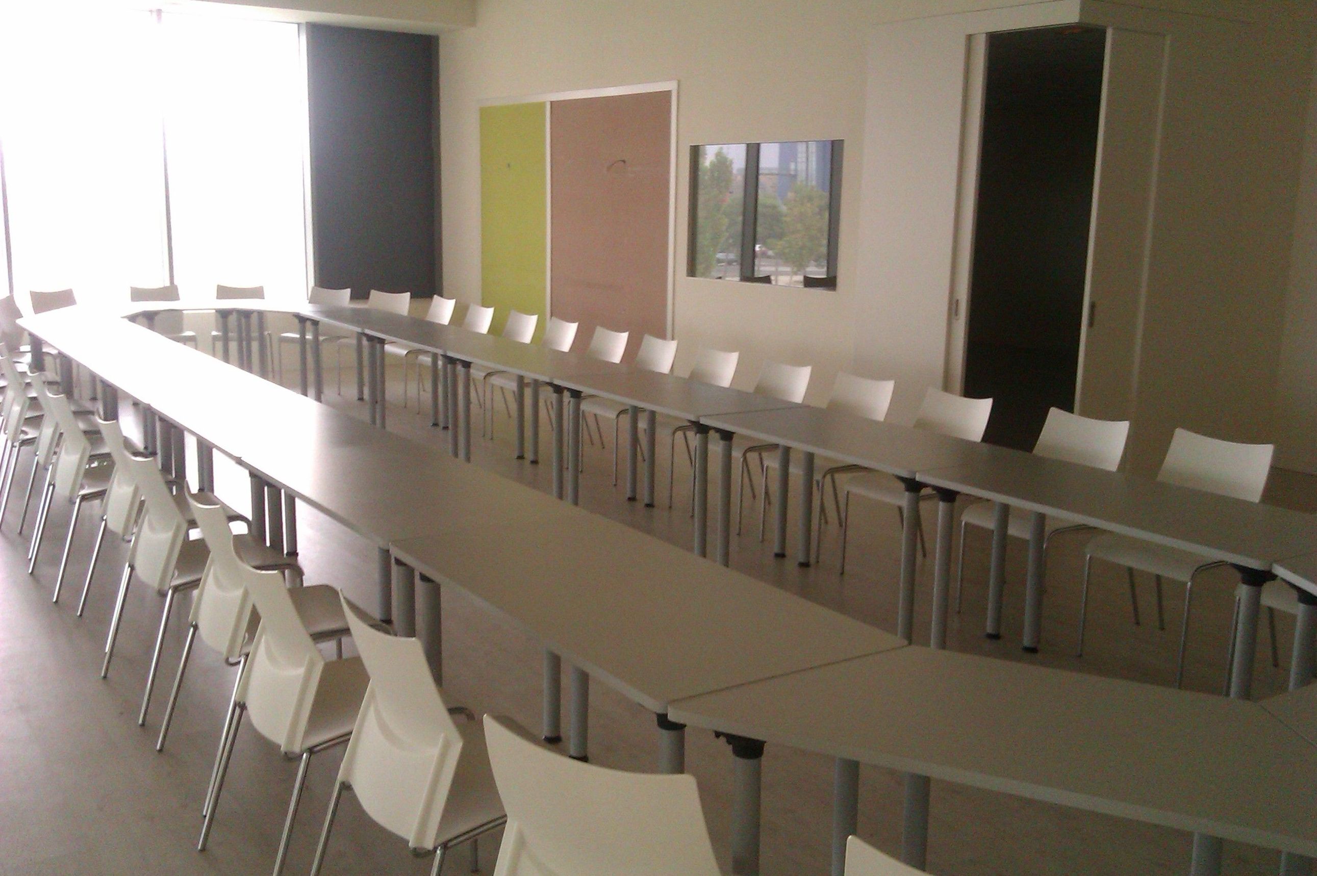Alquiler de mesas y sillas para reuniones y cursos de formación.