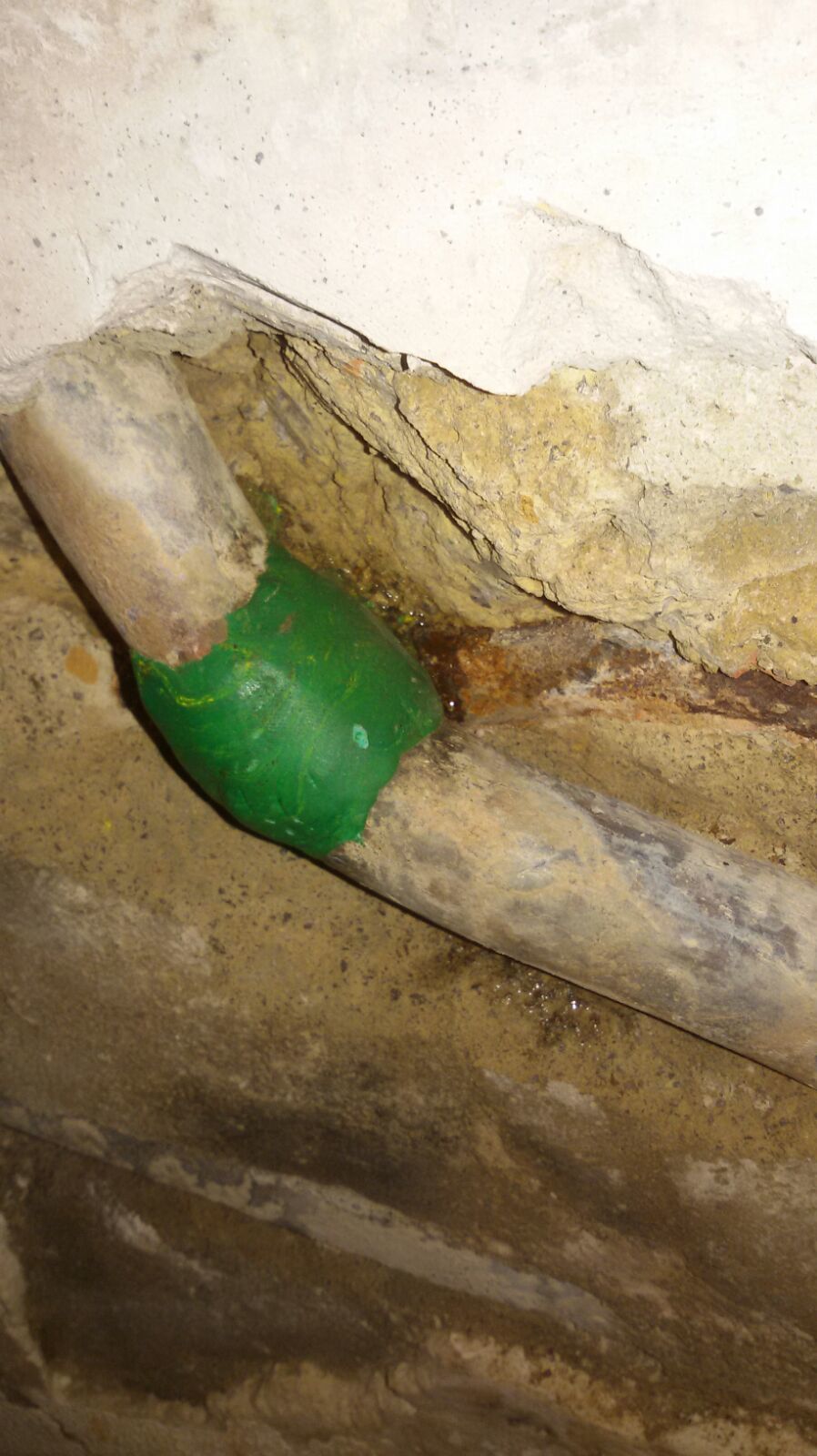 Tubería sin reparar mal sellada Tubería sin reparar mal sellada