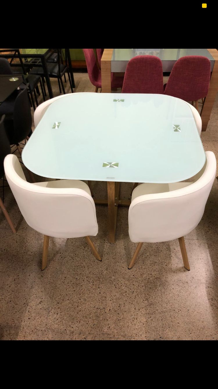 Mesa de cristal con esquinas redondeadas y 4 sillas blancas: Productos de Remar Castellón Mesa de cristal con esquinas redondeadas y 4 sillas blancas: Productos de Remar Castellón
