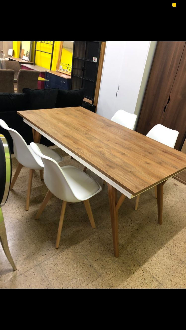 Mesa de madera y 4 sillas blancas: Productos de Remar Castellón Mesa de madera y 4 sillas blancas: Productos de Remar Castellón