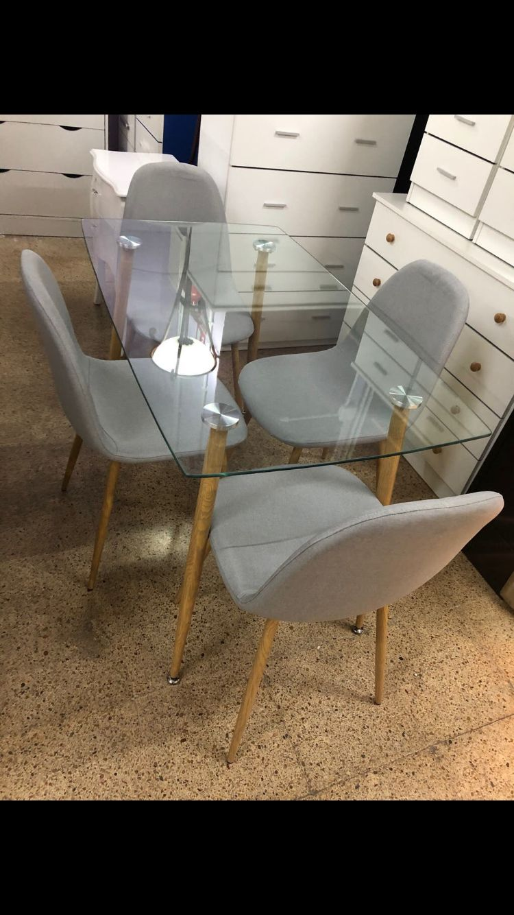 Mesa cristal y 4 sillas grises: Productos de Remar Castellón Mesa cristal y 4 sillas grises: Productos de Remar Castellón