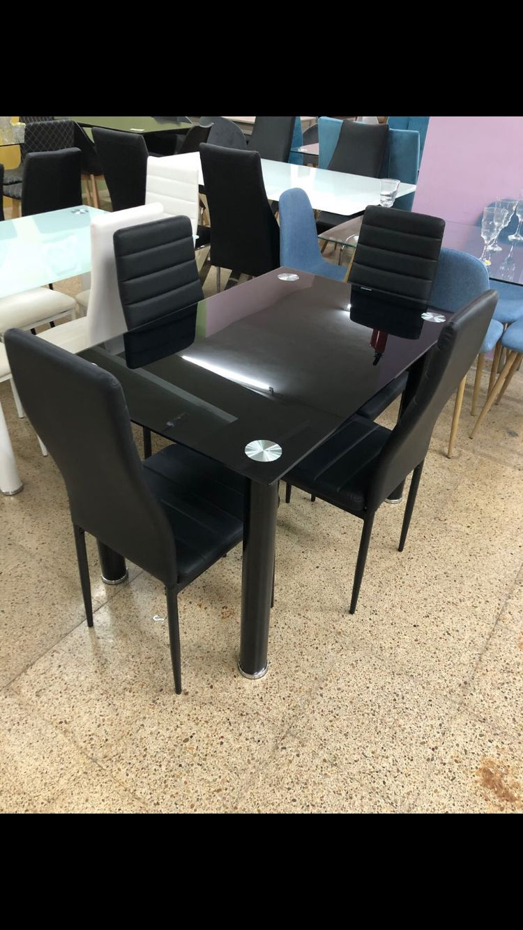 Mesa de cristal y 4 sillas negras: Productos de Remar Castellón Mesa de cristal y 4 sillas negras: Productos de Remar Castellón