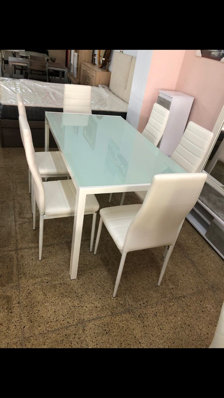 Mesa de cristal y 6 sillas blancas: Productos de Remar Castellón Mesa de cristal y 6 sillas blancas: Productos de Remar Castellón