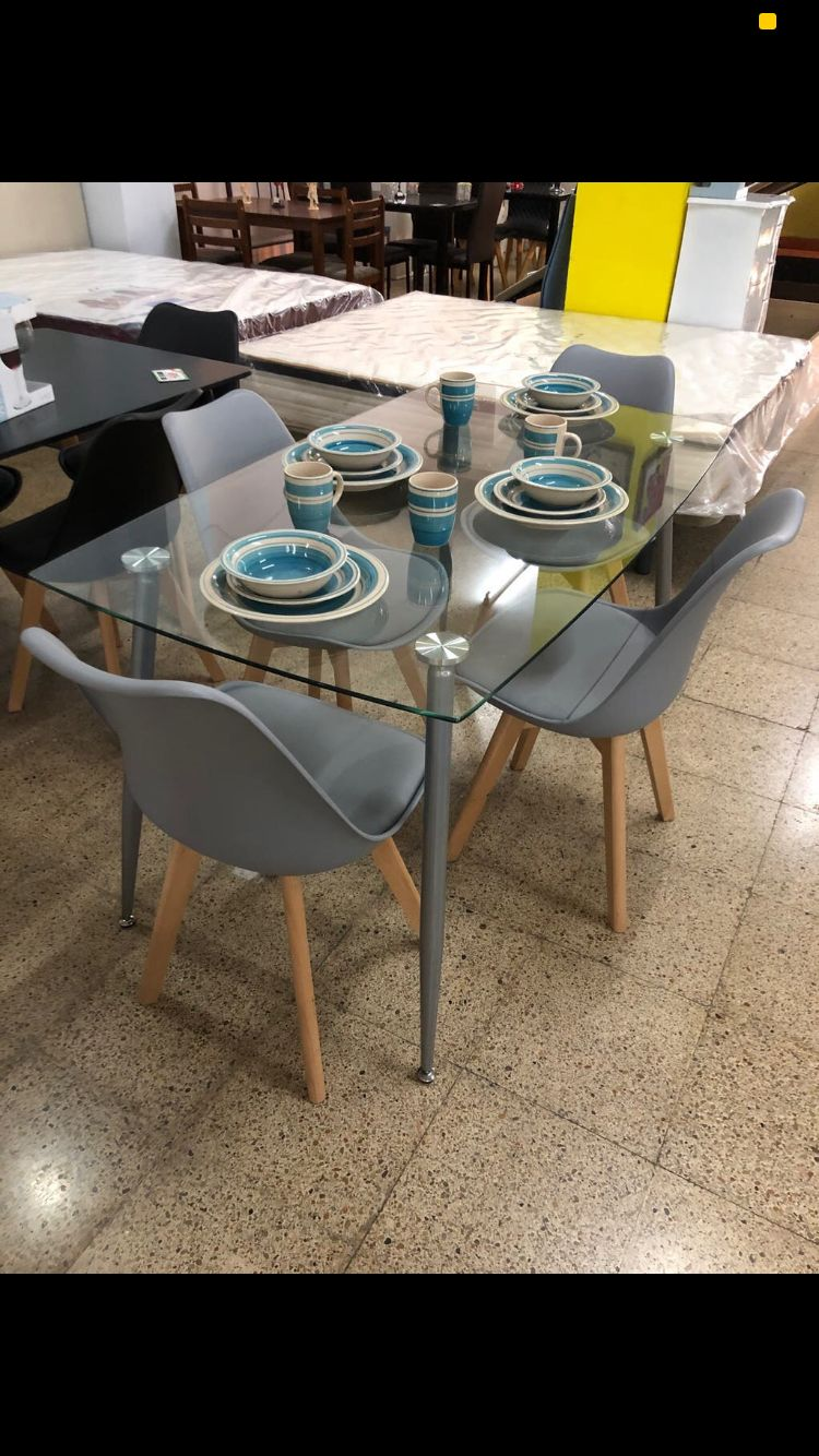 Mesa cristal y 4 sillas grises: Productos de Remar Castellón Mesa cristal y 4 sillas grises: Productos de Remar Castellón