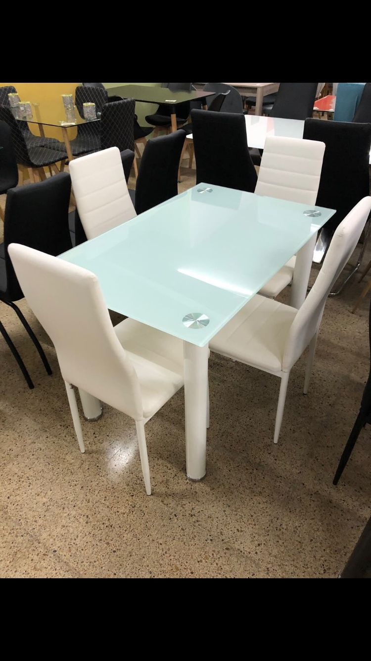 Mesa cristal y 4 sillas blancas: Productos de Remar Castellón Mesa cristal y 4 sillas blancas: Productos de Remar Castellón