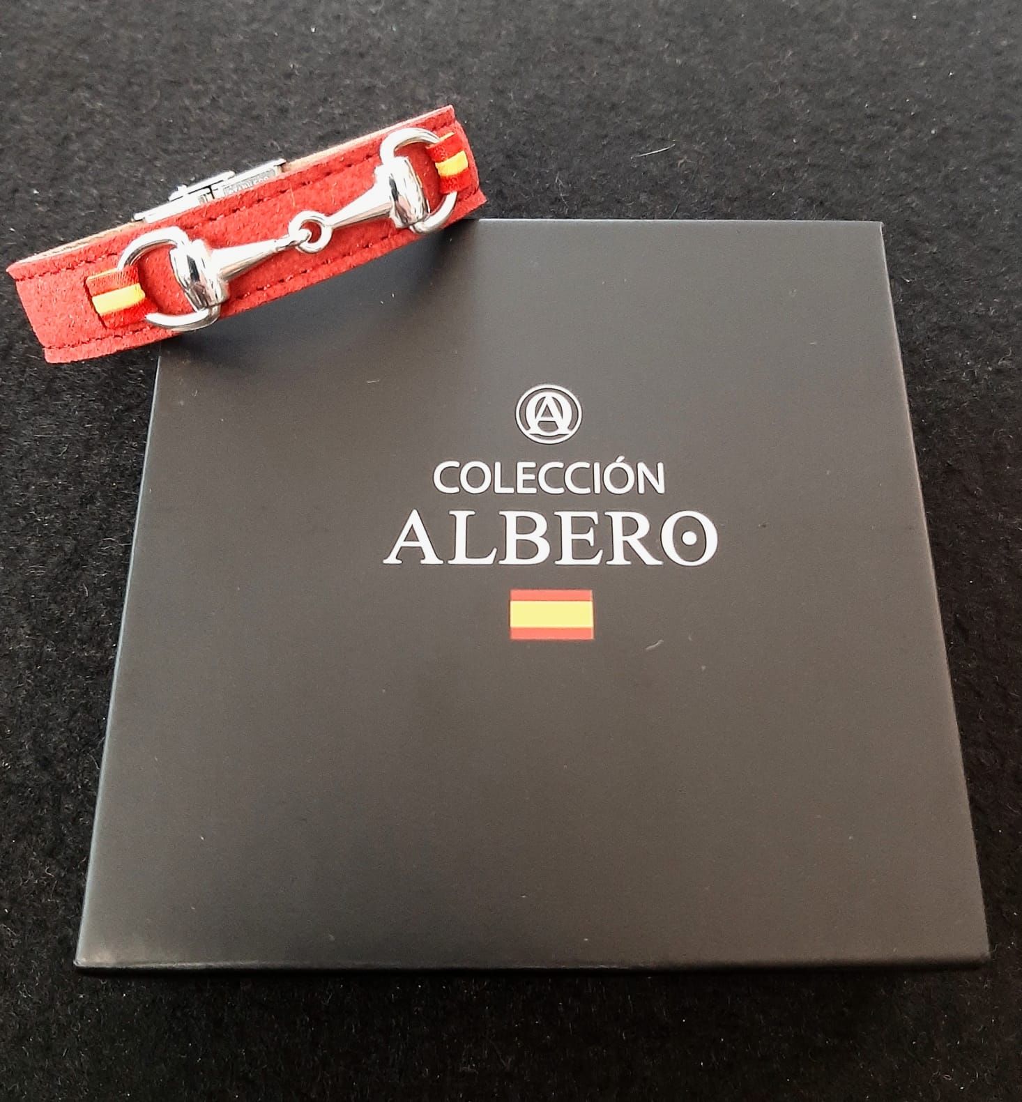 Cuero teñido y acero. España: Catálogo de Joyería Izquierdo Cuero teñido y acero. España: Catálogo de Joyería Izquierdo