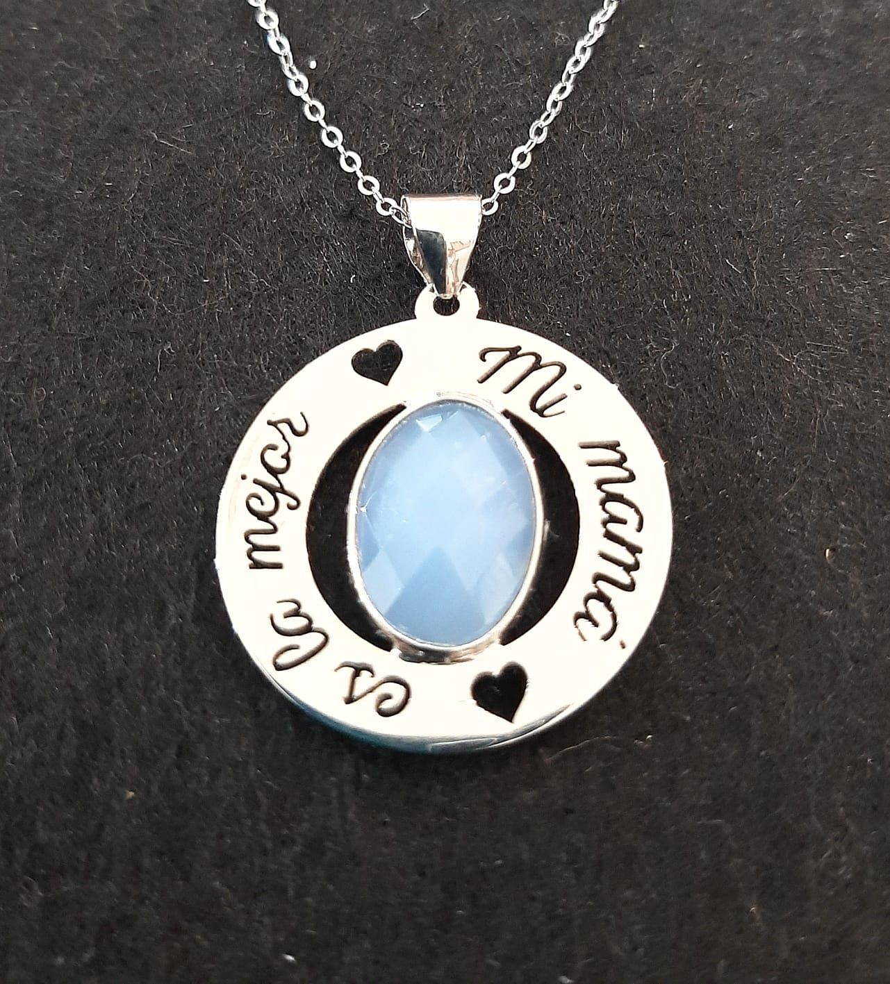 Colgante en plata de ley con frase calada y piedra azul central: Catálogo de Joyería Izquierdo Colgante en plata de ley con frase calada y piedra azul central: Catálogo de Joyería Izquierdo