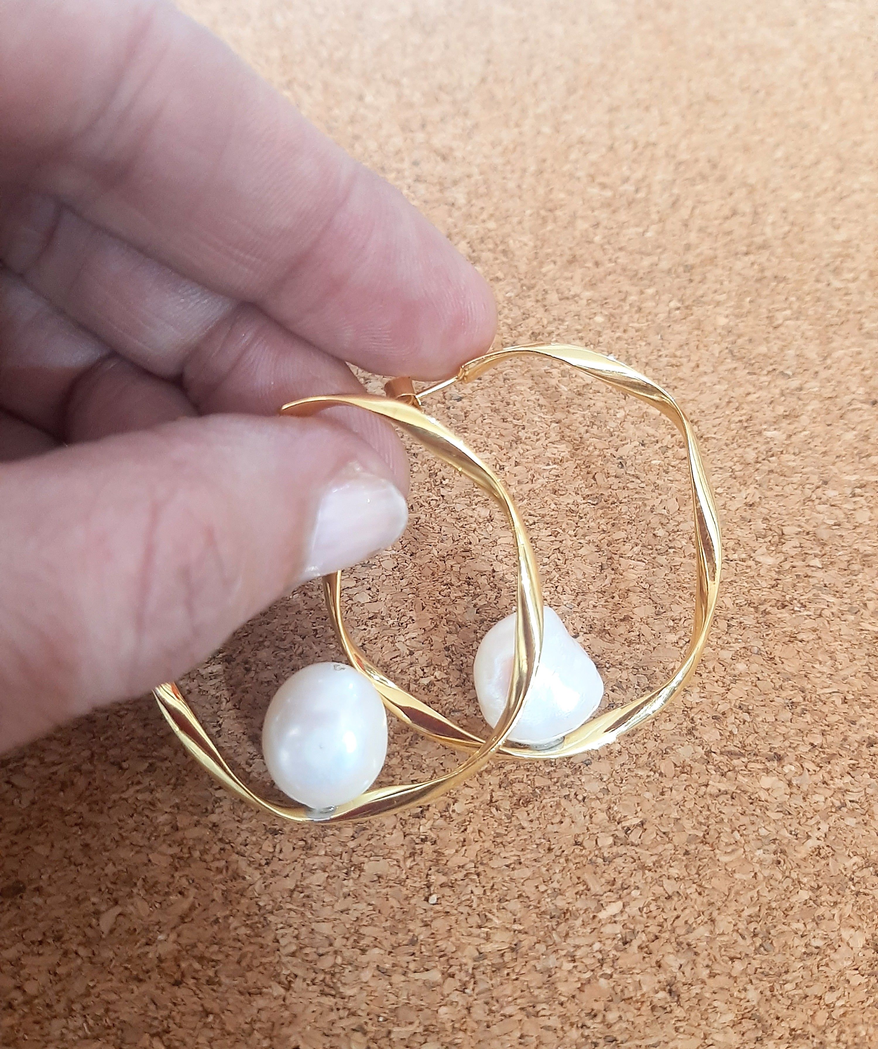 Aros en plata de ley chapados en oro/ perla: Catálogo de Joyería Izquierdo Aros en plata de ley chapados en oro/ perla: Catálogo de Joyería Izquierdo