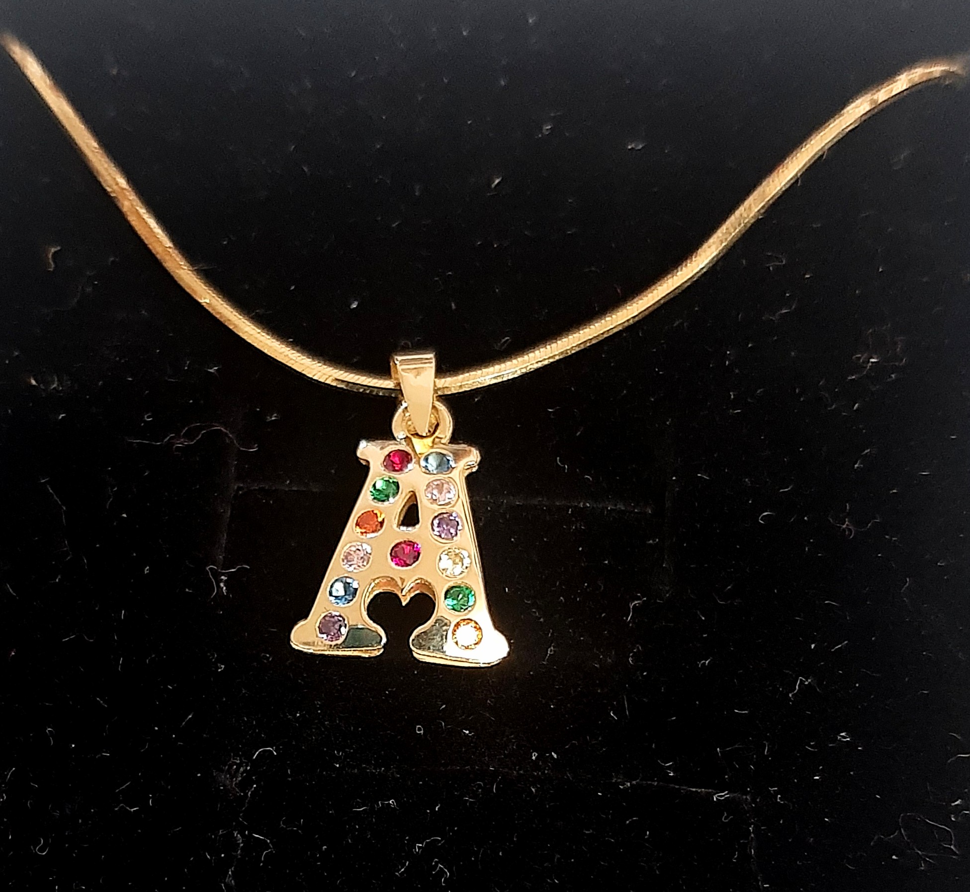 INICIAL EN ORO 18K CON CIRCONITAS DE COLORES: Catálogo de Joyería Izquierdo INICIAL EN ORO 18K CON CIRCONITAS DE COLORES: Catálogo de Joyería Izquierdo