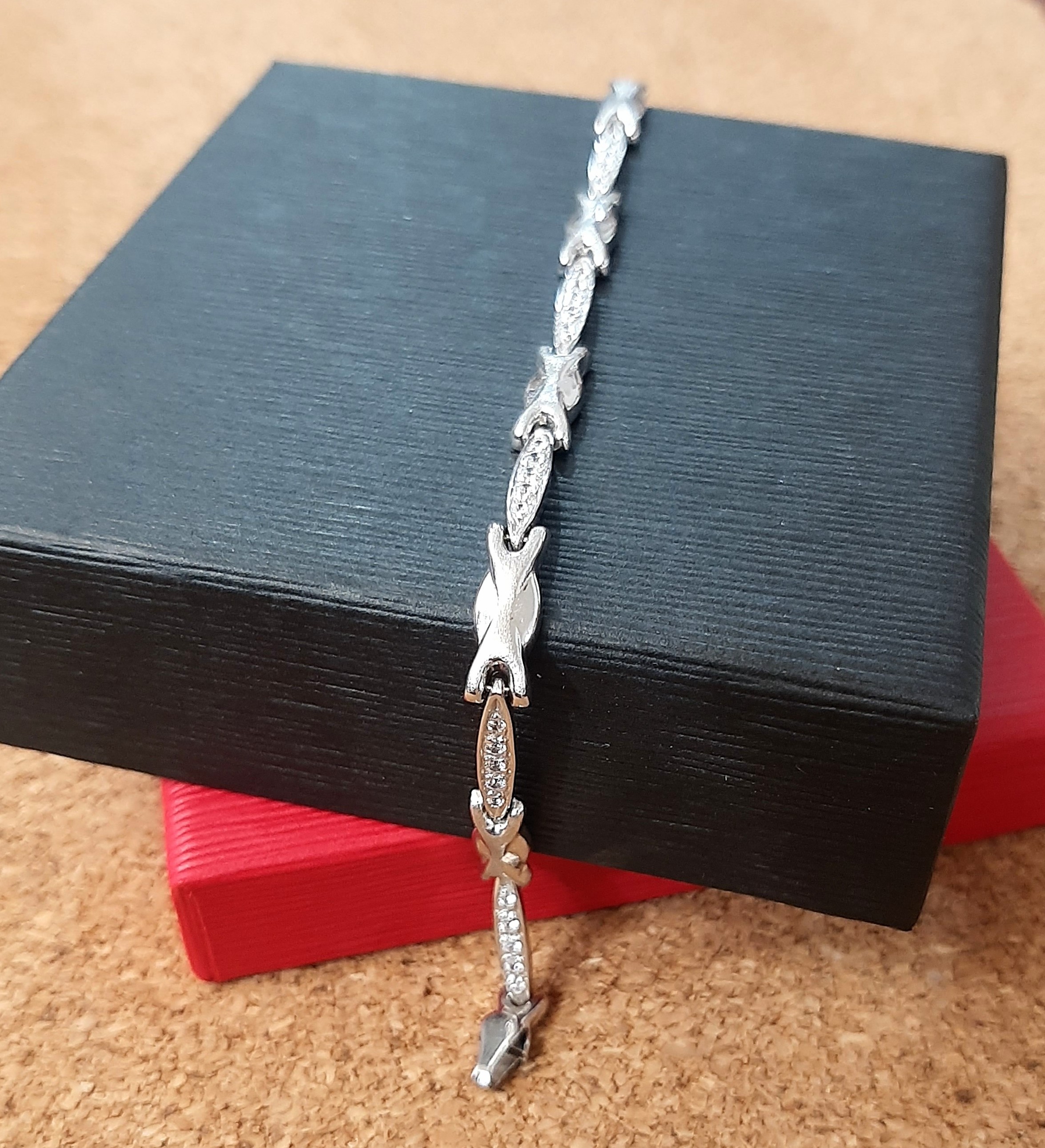 Pulsera en oro blanco: Catálogo de Joyería Izquierdo Pulsera en oro blanco: Catálogo de Joyería Izquierdo