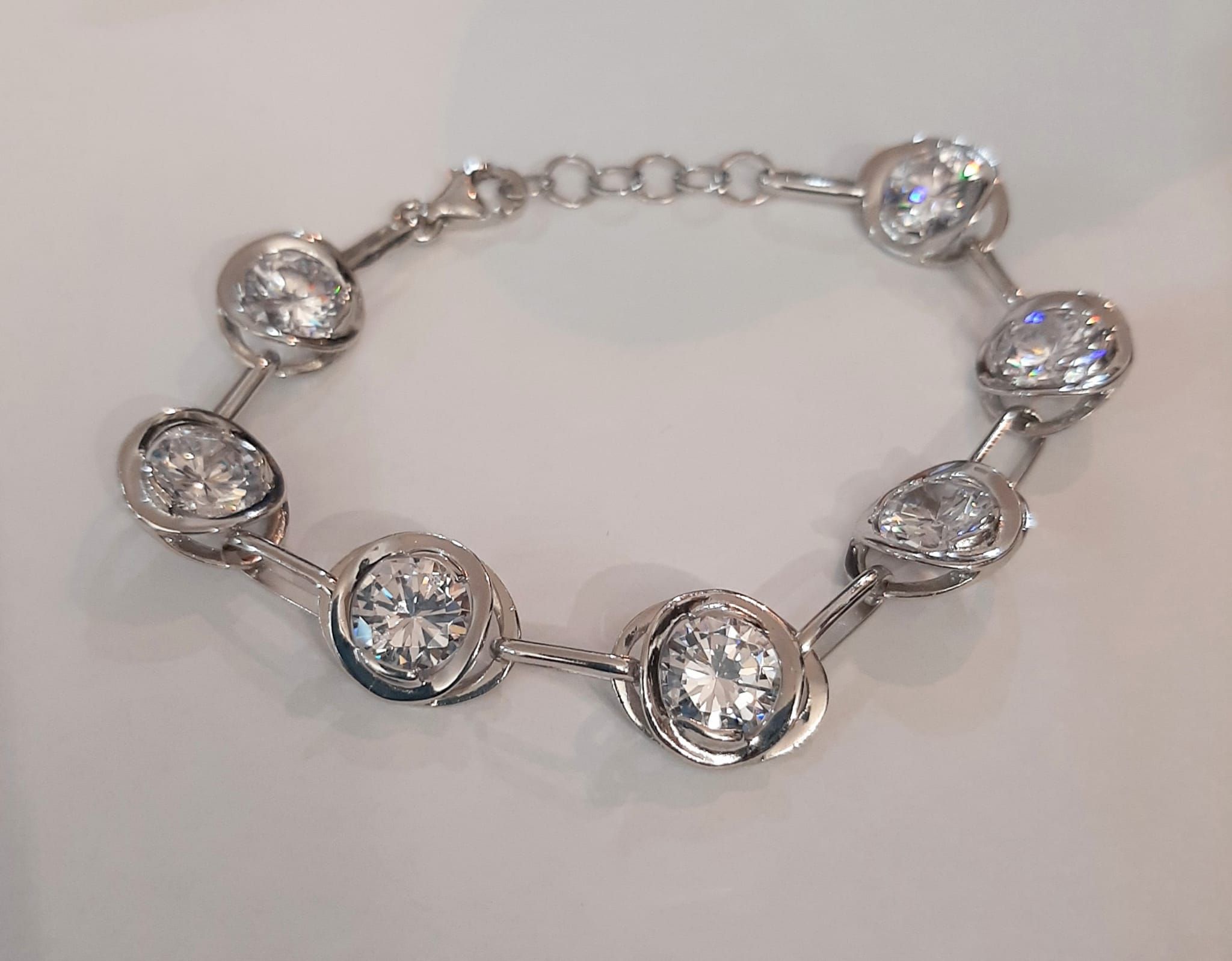 Pulsera en plata de ley con circonitas grandes, color blanco: Catálogo de Joyería Izquierdo Pulsera en plata de ley con circonitas grandes, color blanco: Catálogo de Joyería Izquierdo