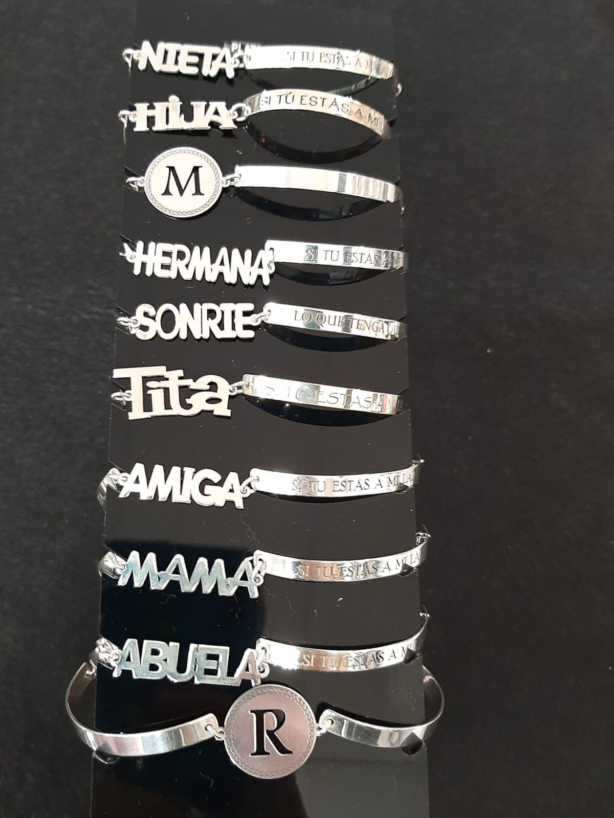Pulsera de plata con slogan en los laterales. 39'90€ + gastos de envío: Catálogo de Joyería Izquierdo Pulsera de plata con slogan en los laterales. 39'90€ + gastos de envío: Catálogo de Joyería Izquierdo