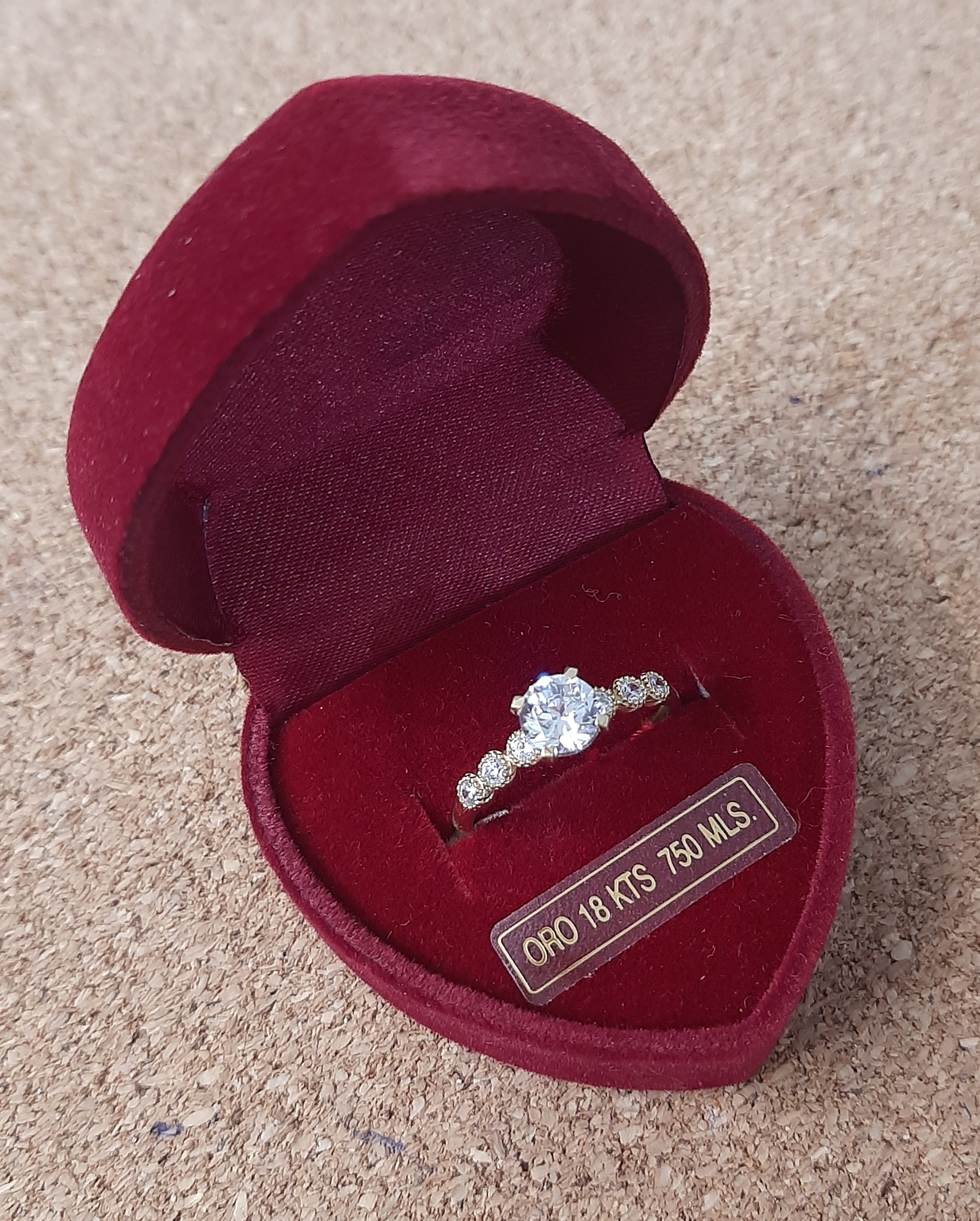 Solitario en oro 18k: Catálogo de Joyería Izquierdo Solitario en oro 18k: Catálogo de Joyería Izquierdo