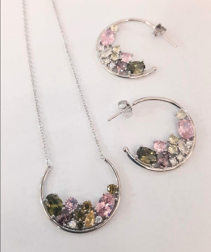 Aros y colgante en plata con piedras: Catálogo de Joyería Izquierdo Aros y colgante en plata con piedras: Catálogo de Joyería Izquierdo