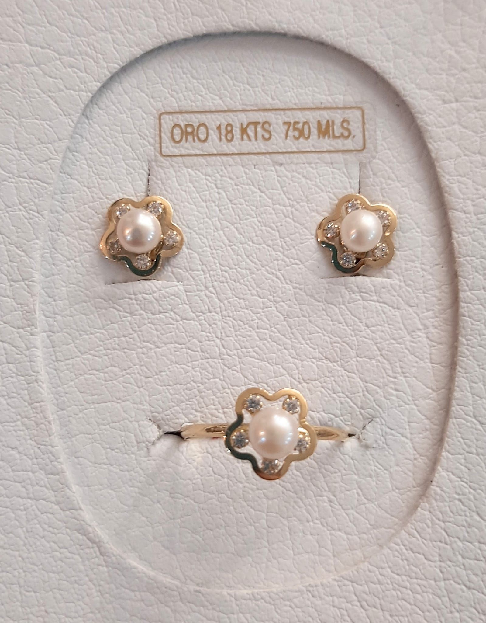 Juego de comunión para niña en 18k: Catálogo de Joyería Izquierdo Juego de comunión para niña en 18k: Catálogo de Joyería Izquierdo