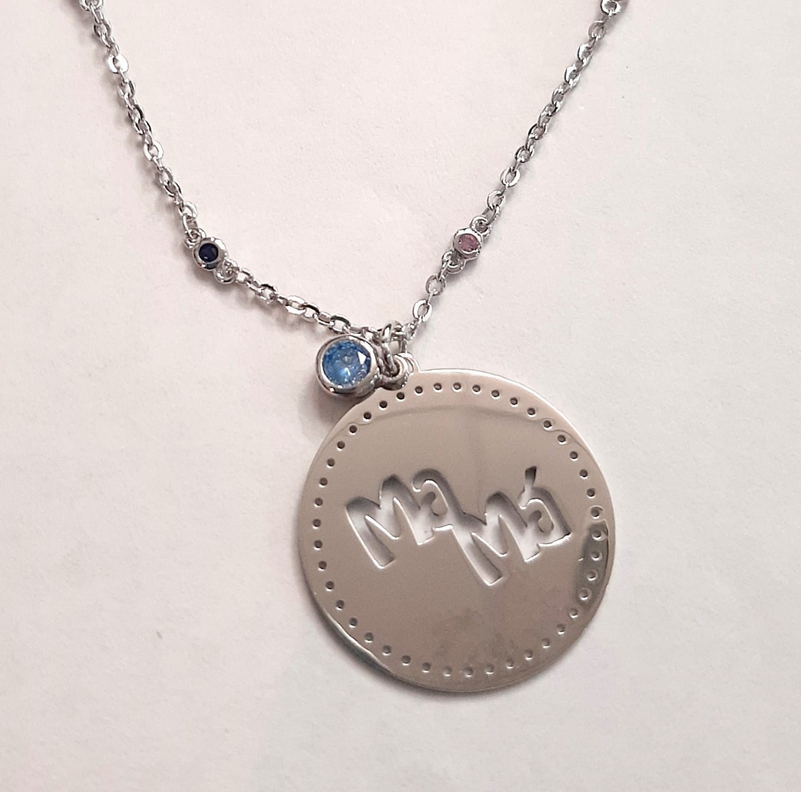 Colgante en plata de ley con mamá calado y cadena con circonitas: Catálogo de Joyería Izquierdo Colgante en plata de ley con mamá calado y cadena con circonitas: Catálogo de Joyería Izquierdo